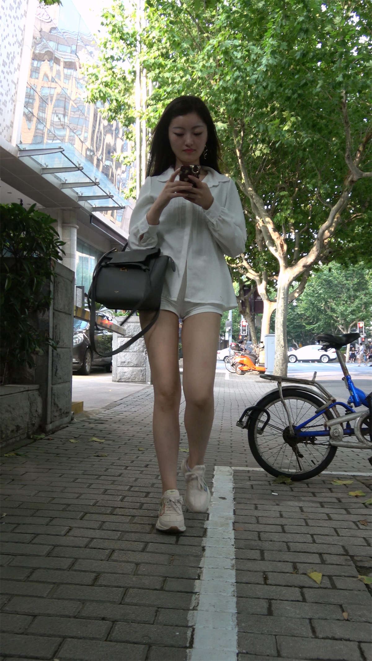 白短热裤美腿小姐姐