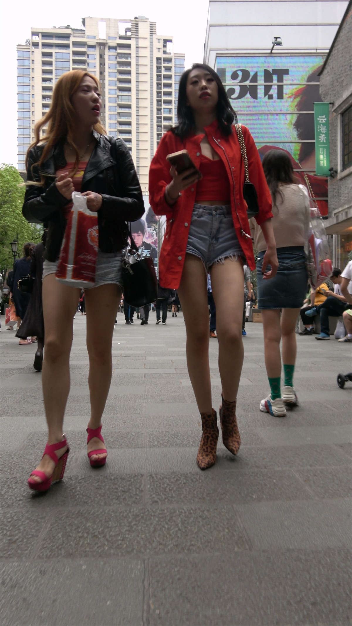 两位高挑的性感大长腿高跟美女