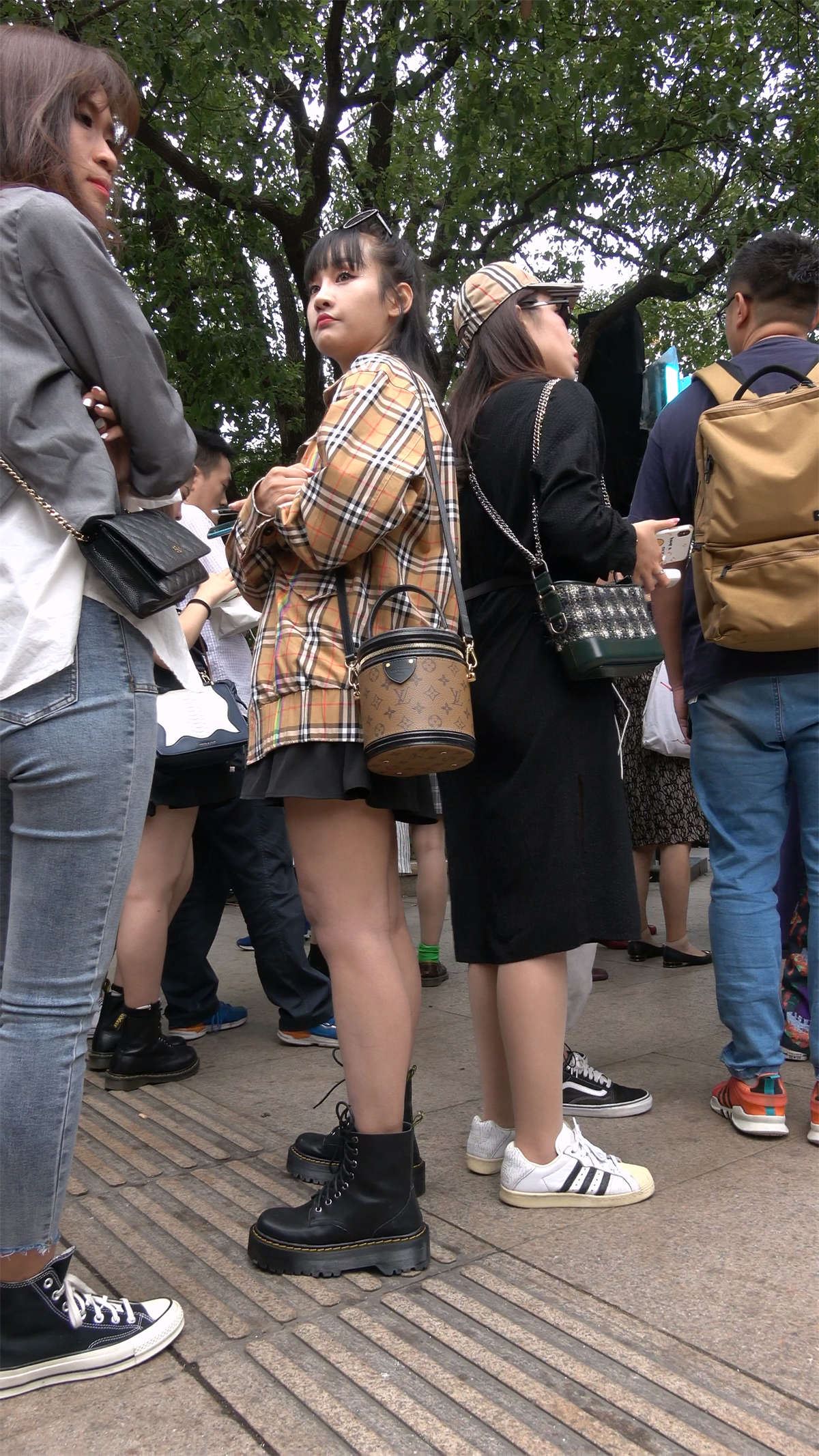 美腿短裙小妹