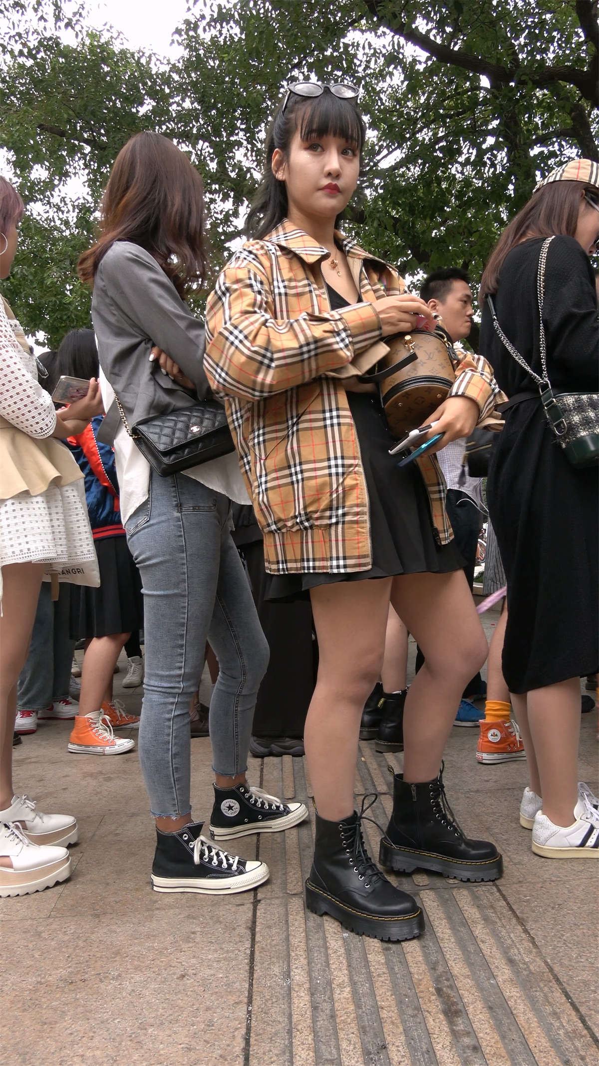 美腿短裙小妹