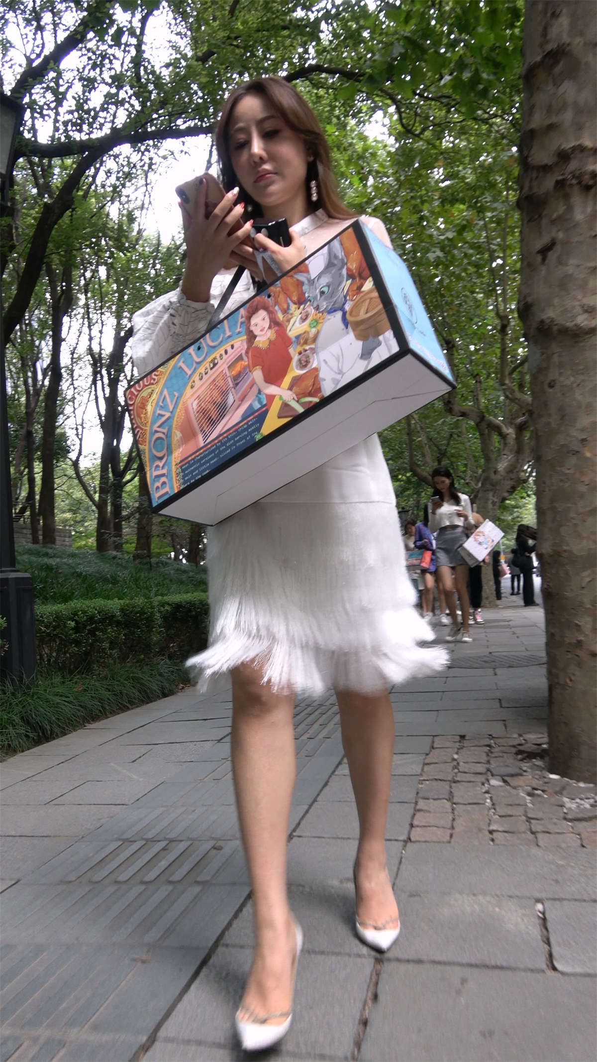 白裙白高跟气质美女