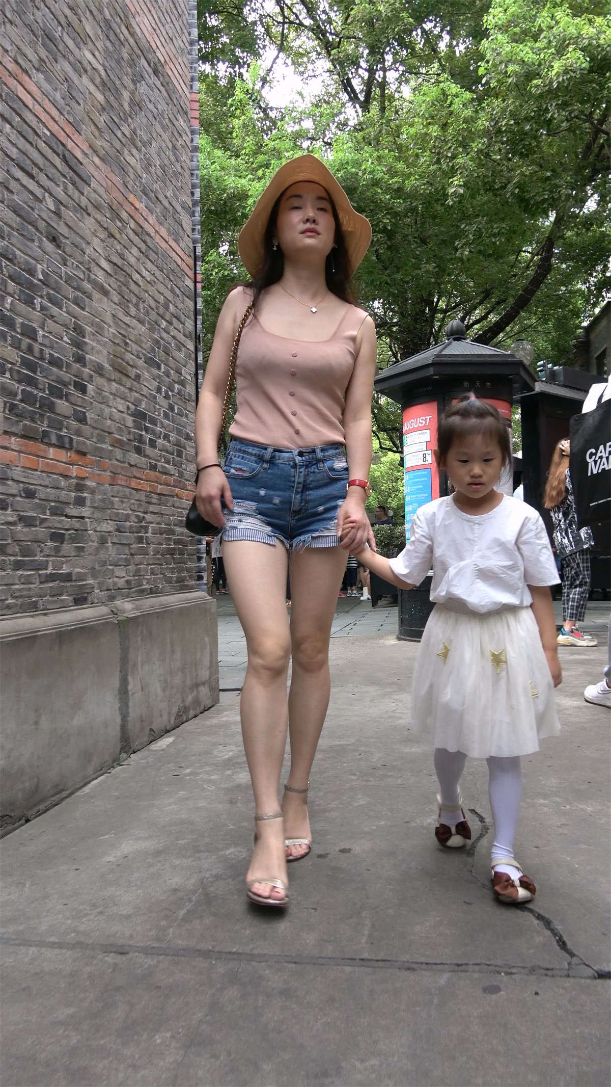 火辣身材时尚美女辣妈