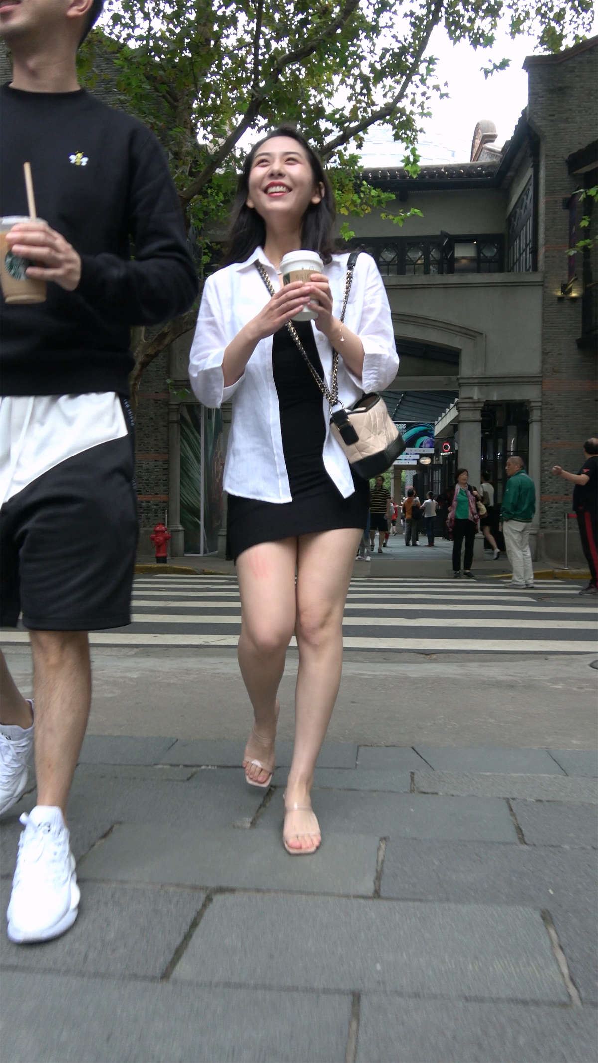 短裙白衬衫美女姐姐
