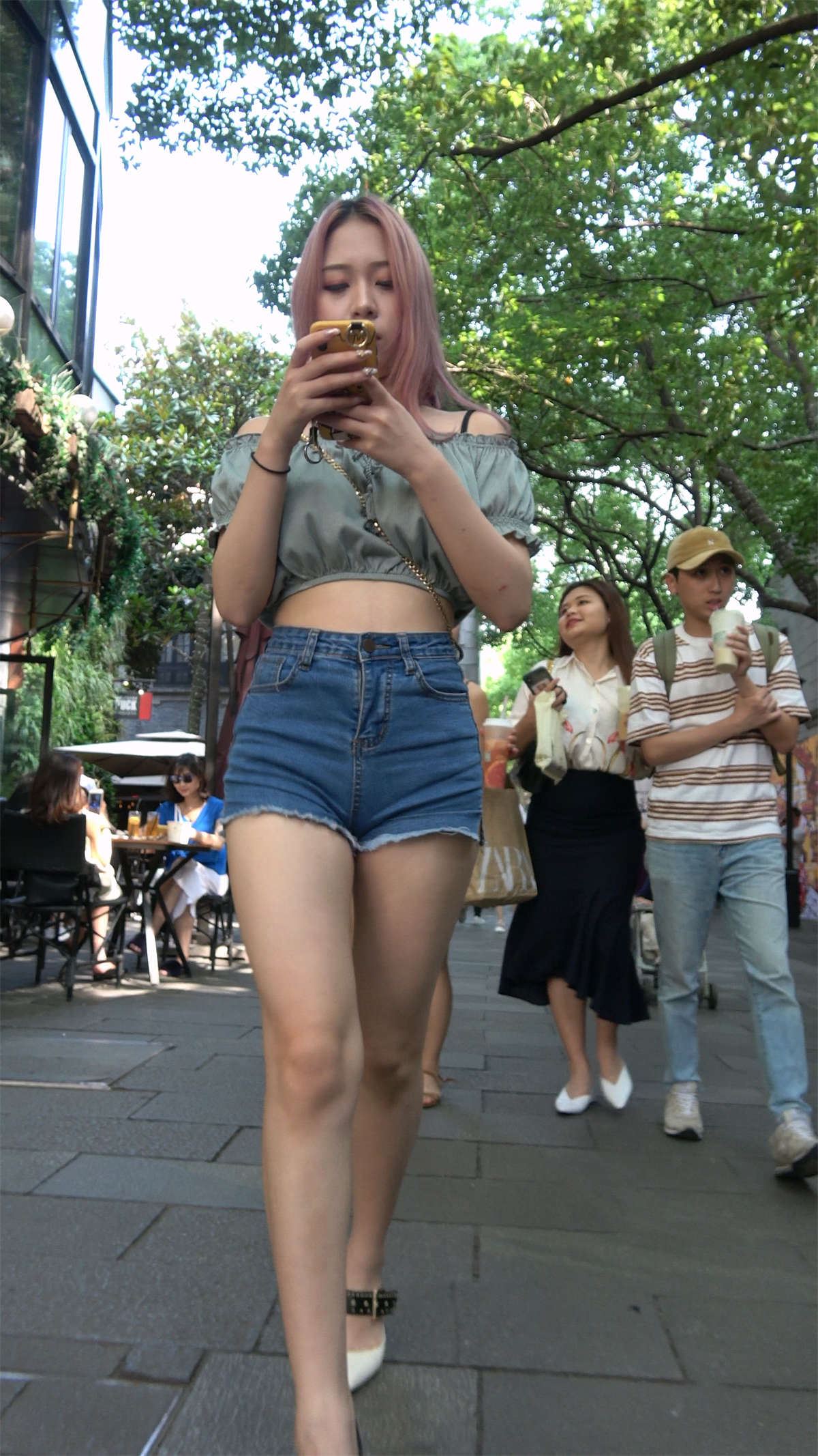 高颜值好身材热裤吸烟女孩