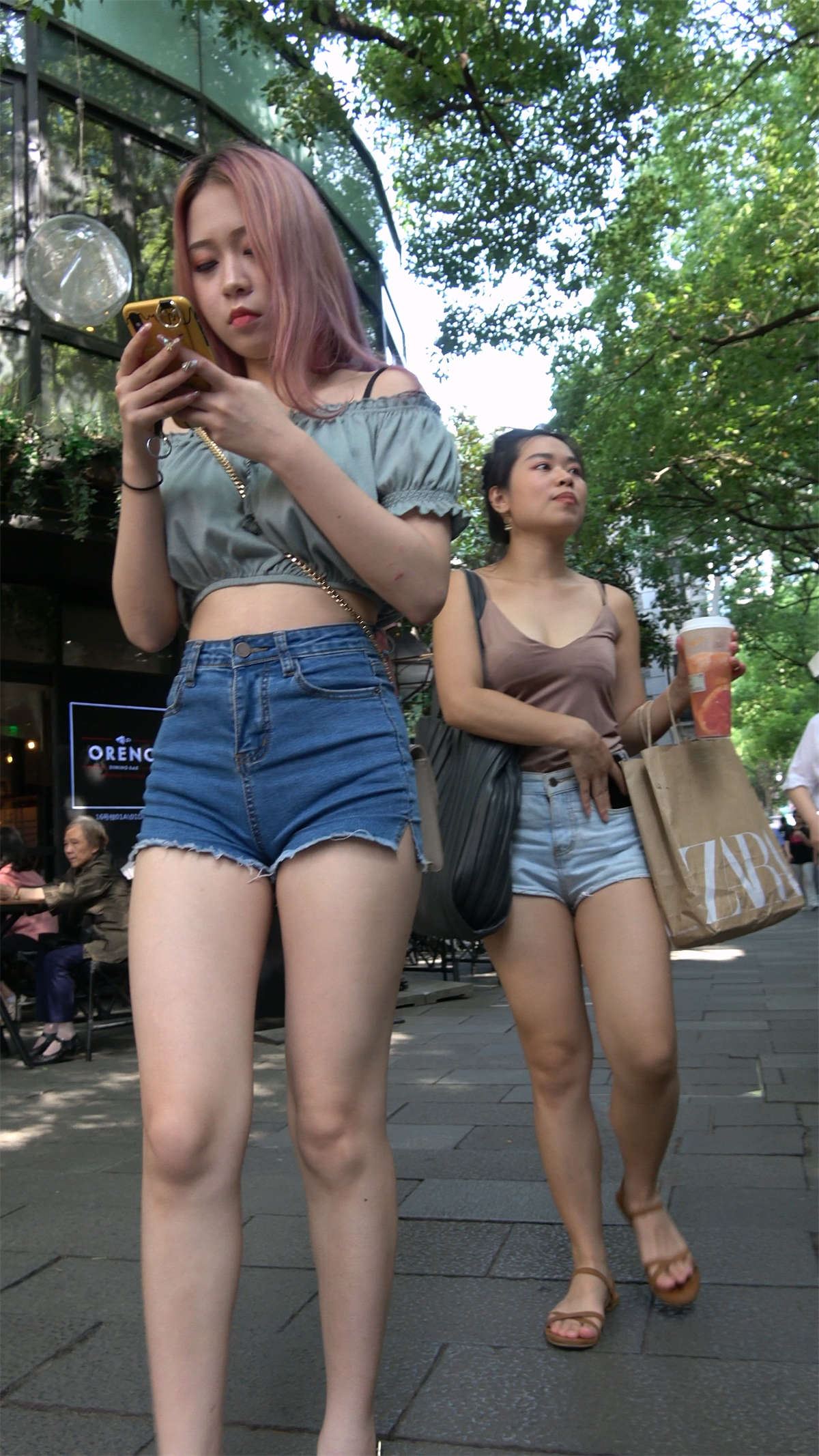 高颜值好身材热裤吸烟女孩