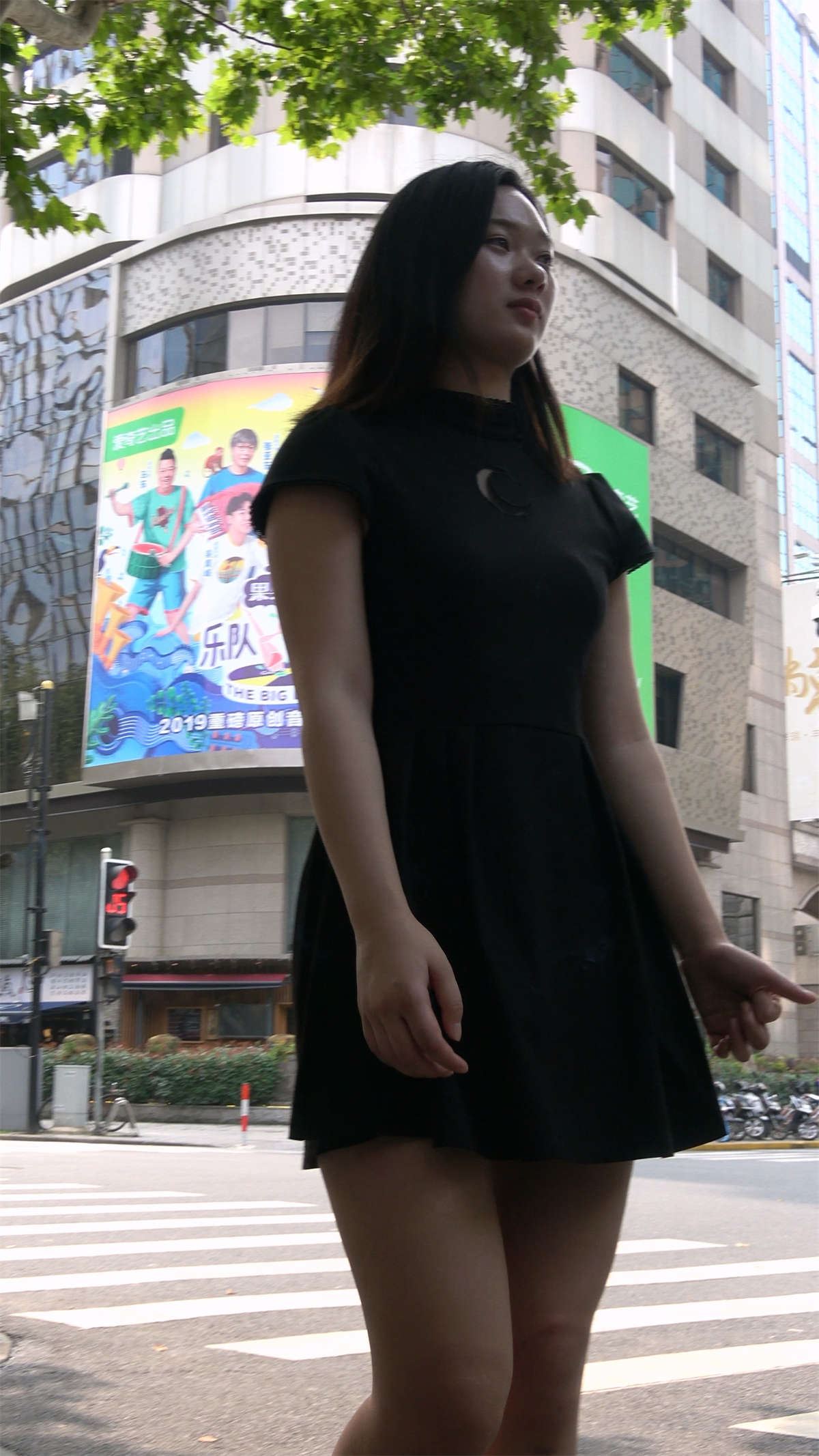 黑色连衣裙凉高跟美腿姐姐