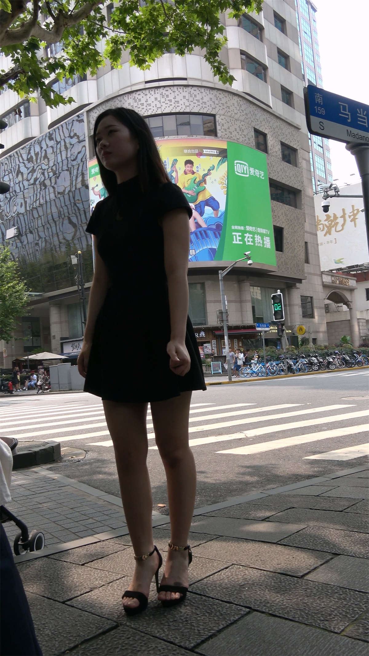 黑色连衣裙凉高跟美腿姐姐