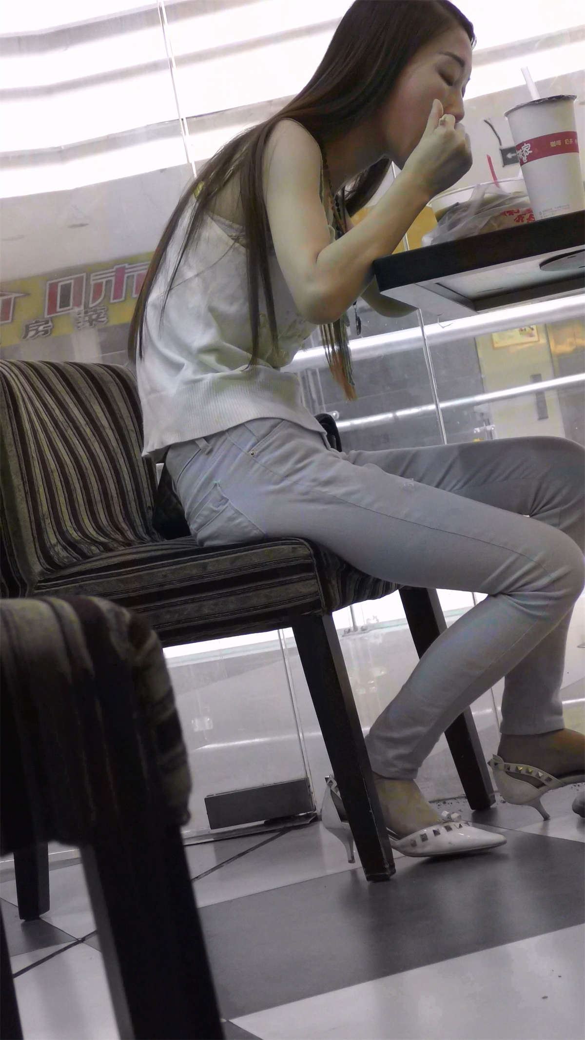 餐厅吃饭的清纯气质蓝牛美女