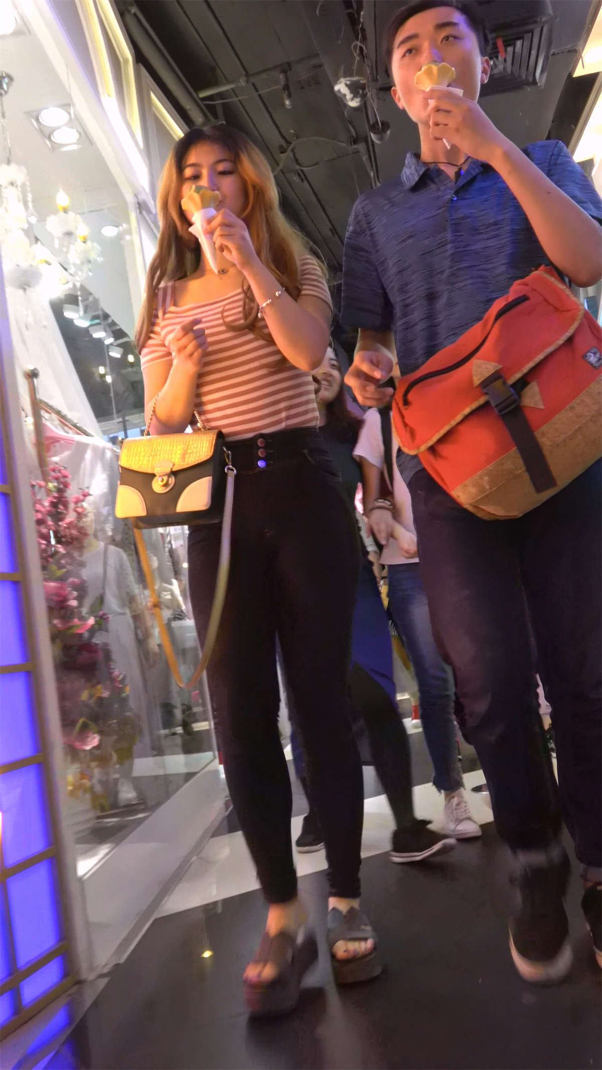 黑色紧身牛仔条纹T恤美女