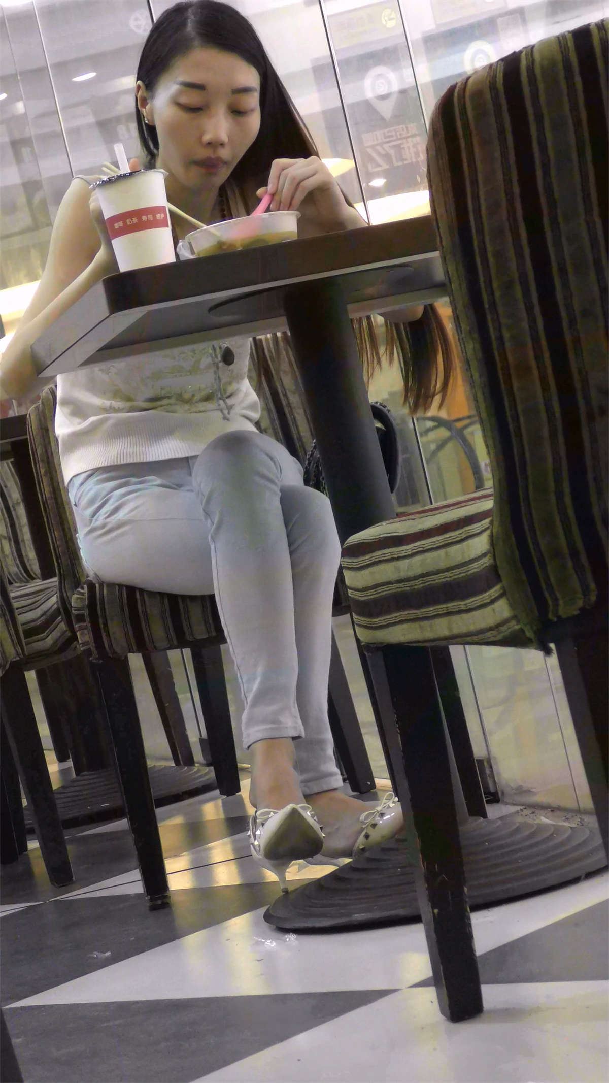 餐厅吃饭的清纯气质蓝牛美女