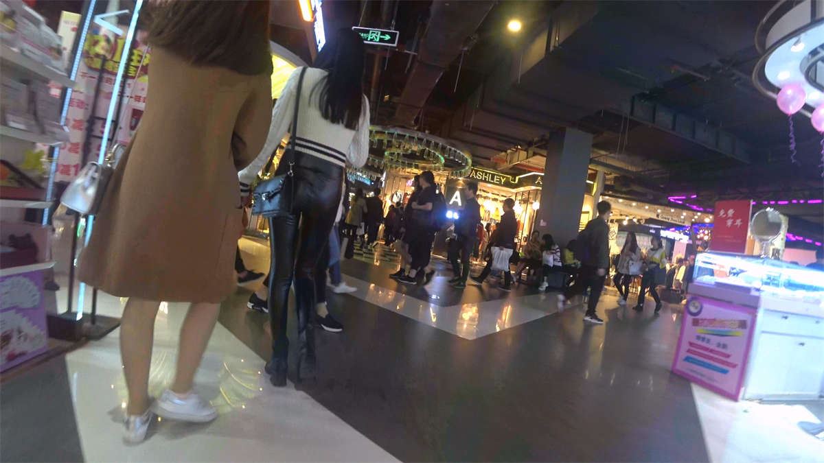 高腰紧身皮裤苹果臀长腿美女