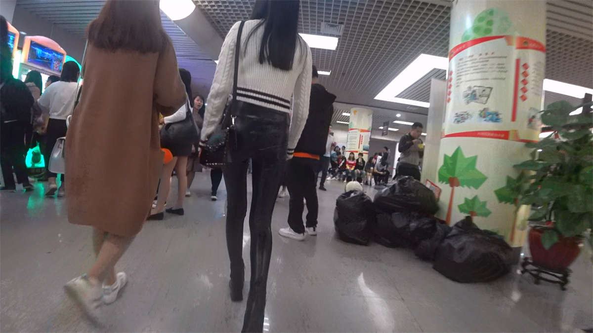高腰紧身皮裤苹果臀长腿美女