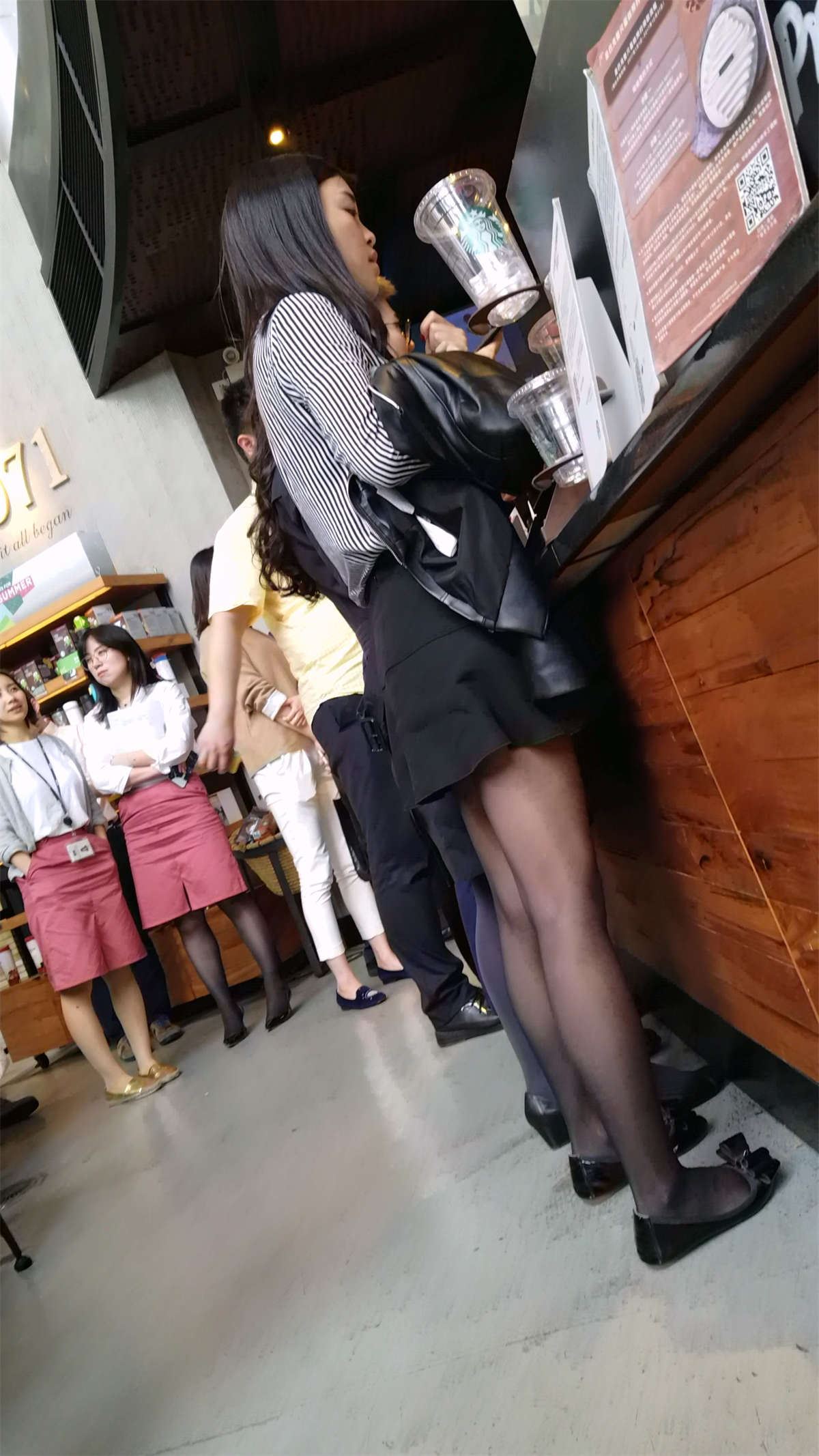 买奶茶的黑丝袜短裙漂亮小姐姐