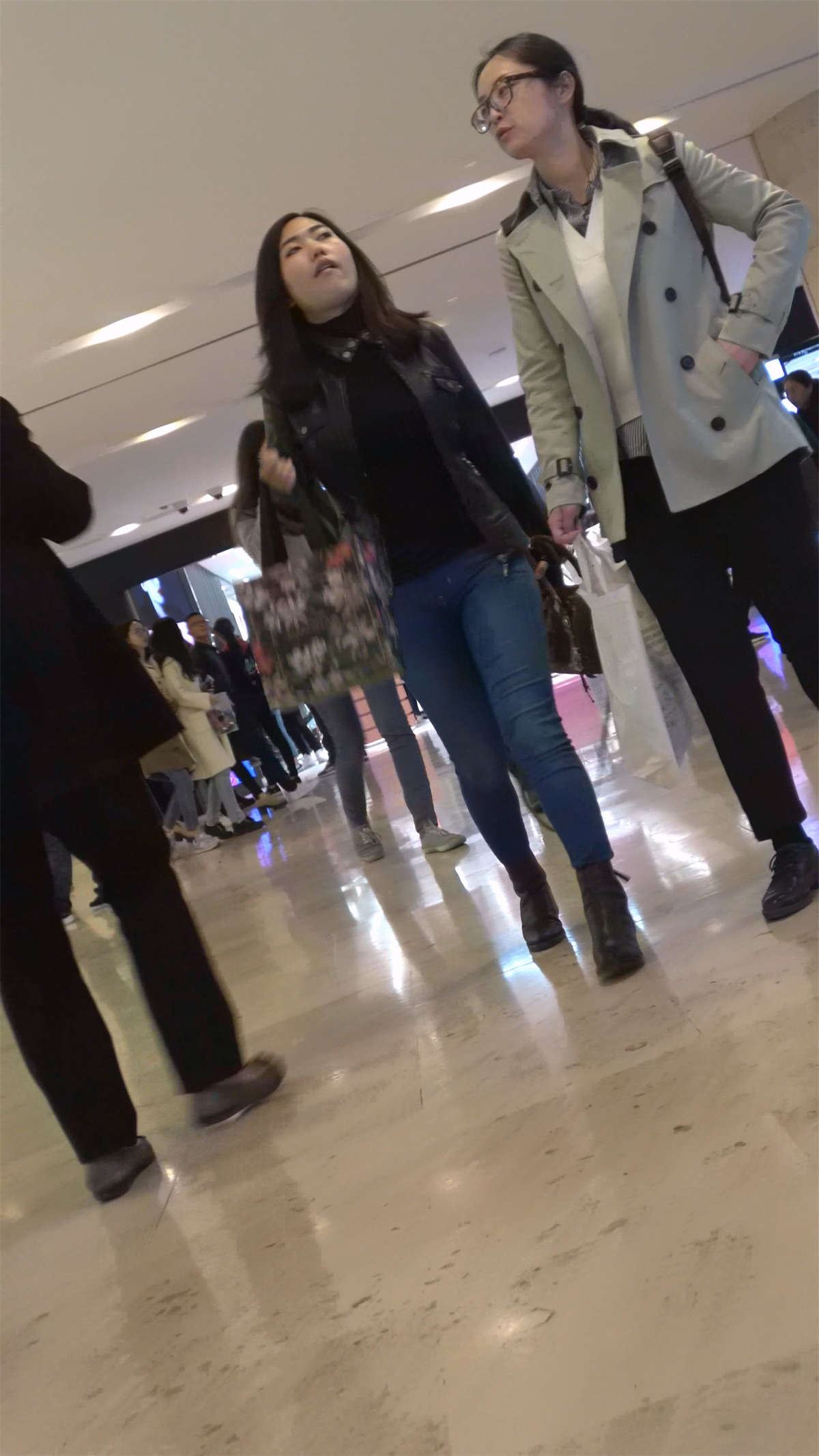 紧身牛仔苹果臀性感美女