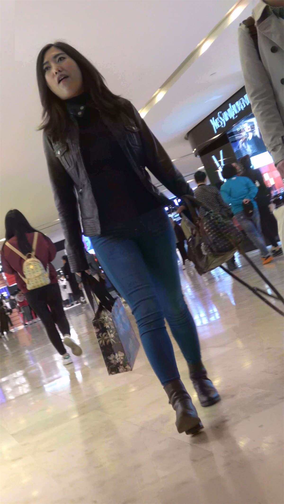 紧身牛仔苹果臀性感美女