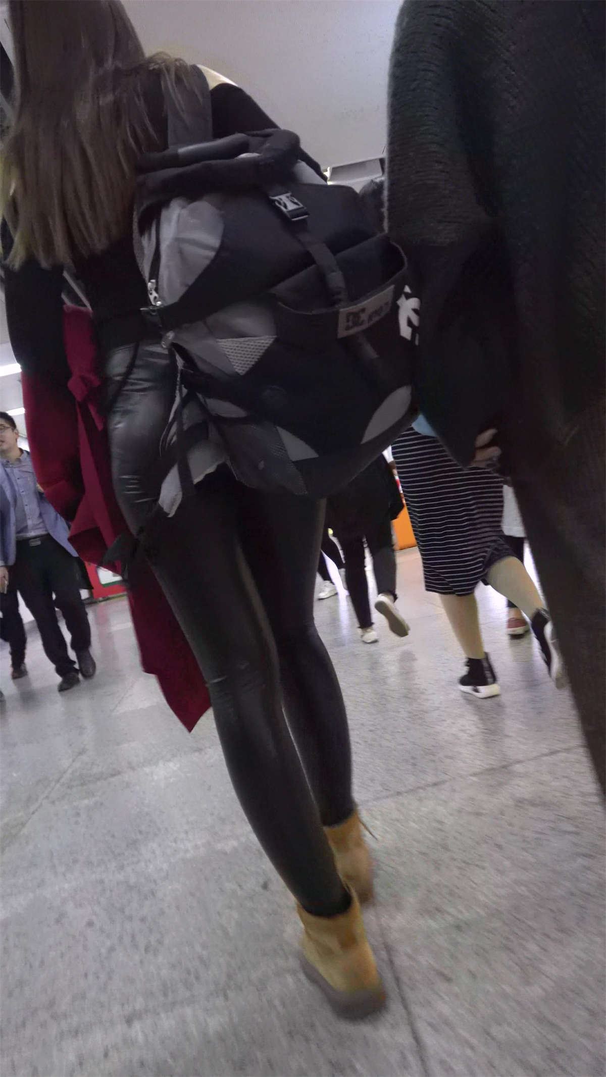 紧身皮裤美女