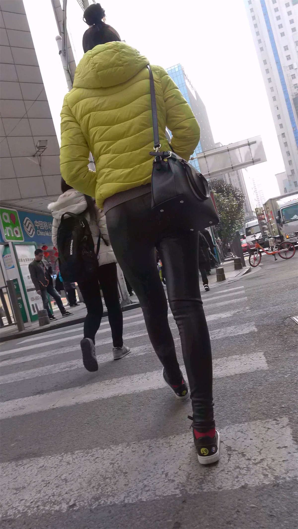 紧身皮裤性感美女