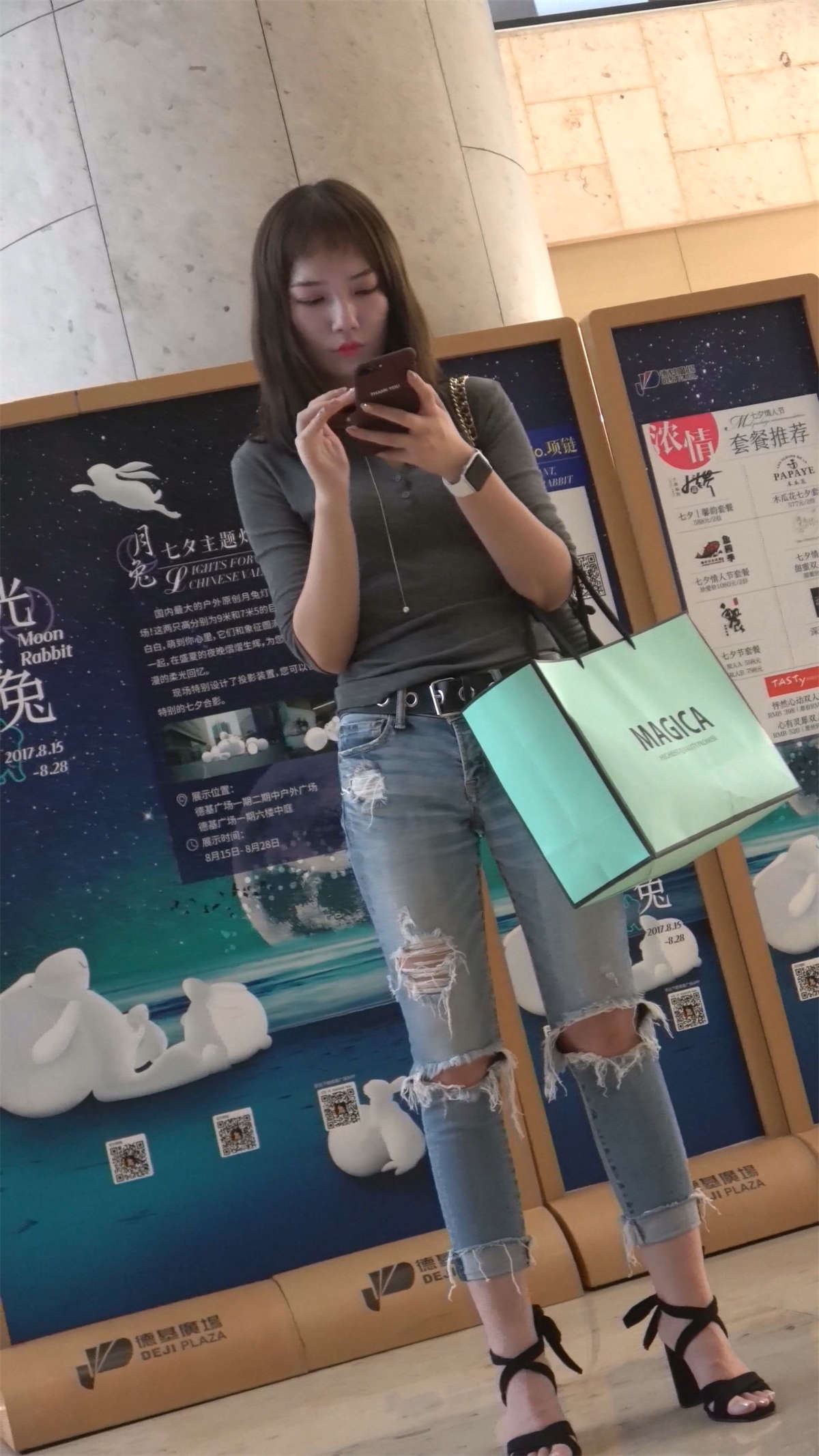 文静甜美漂亮破洞牛仔裤小姐姐