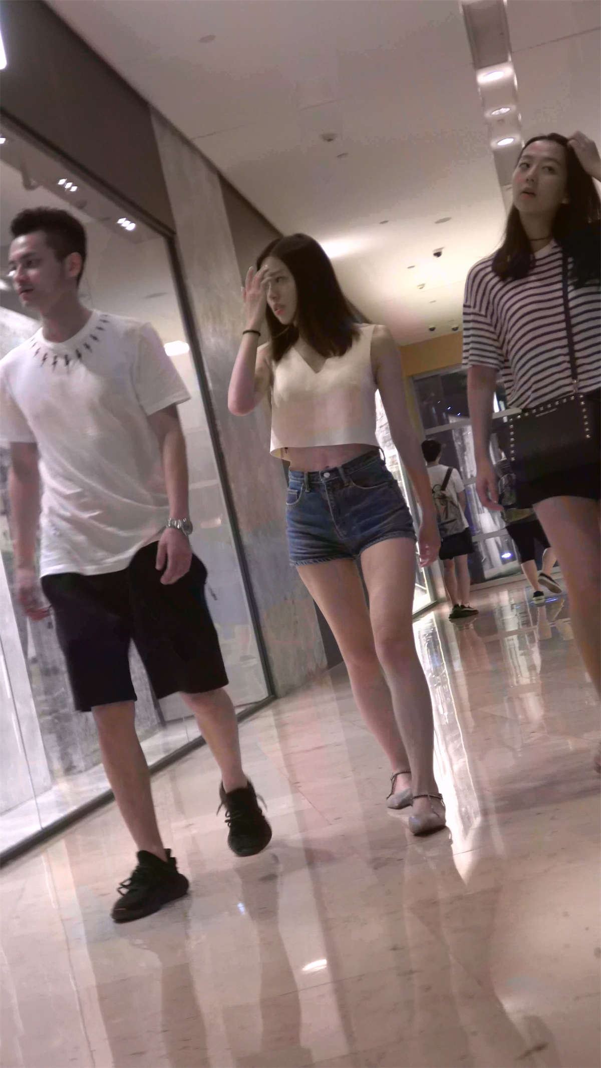 身材颜值超一流的热裤美女