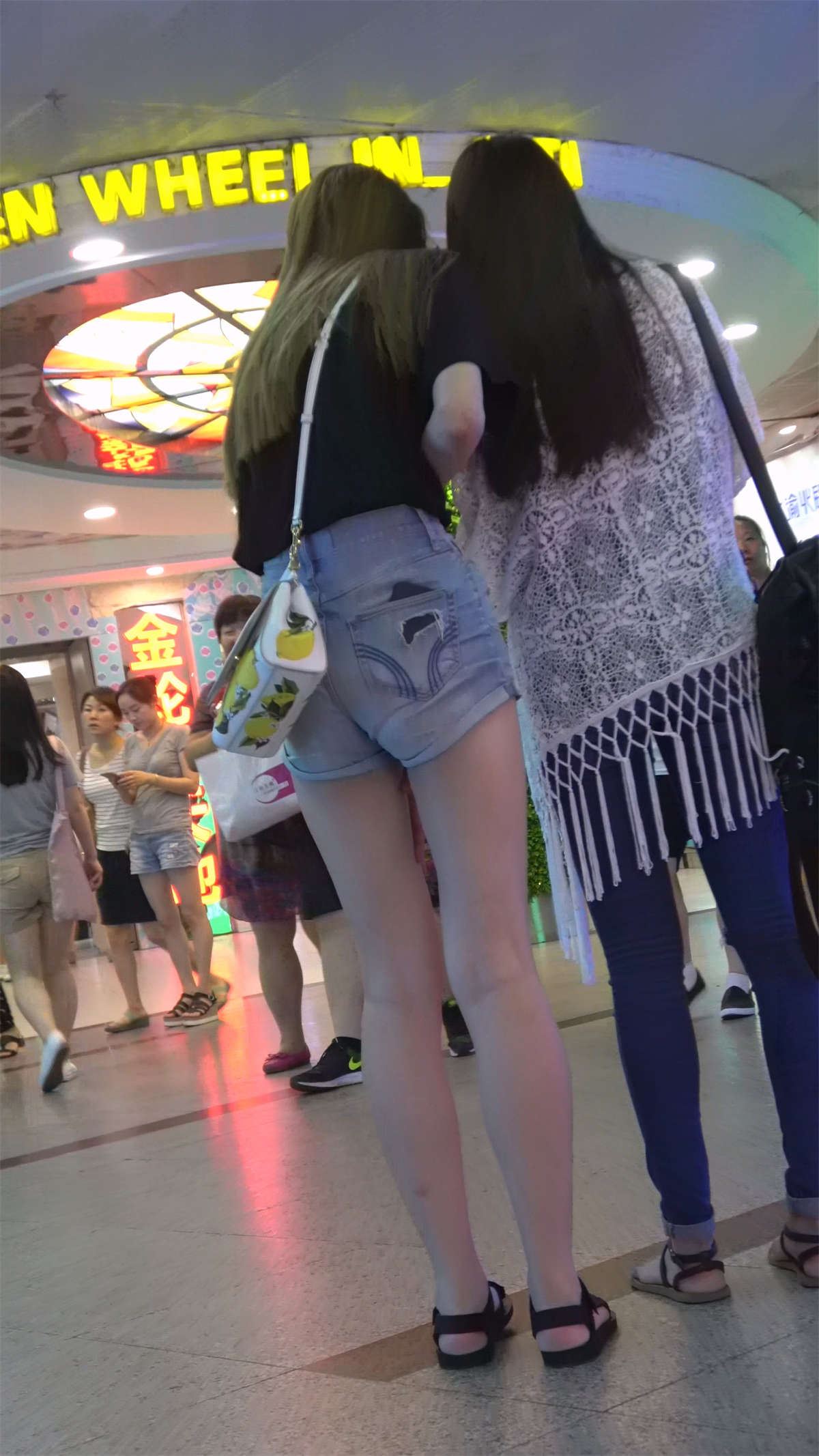 热裤美腿美女
