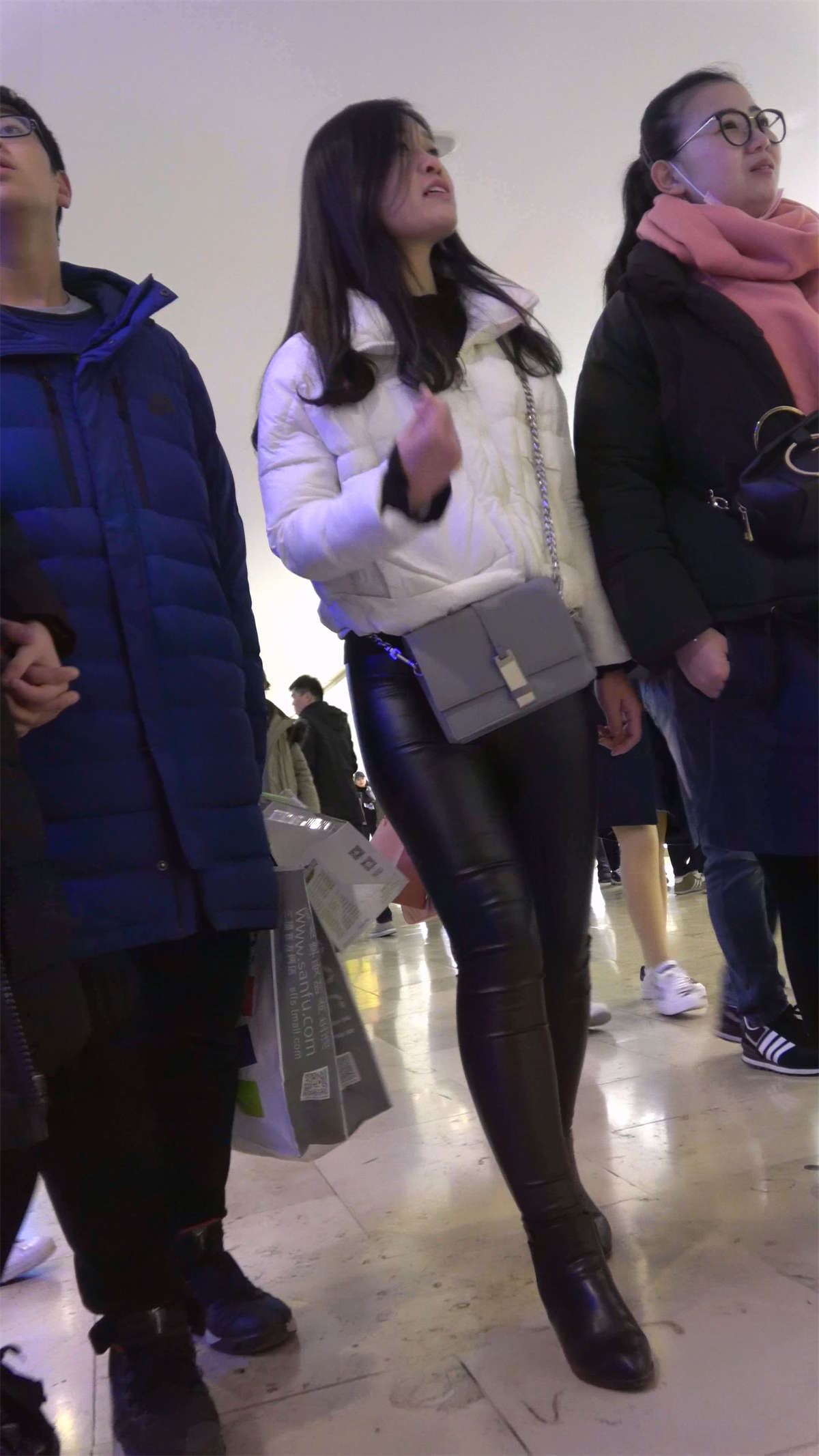 黑色紧身皮裤美女