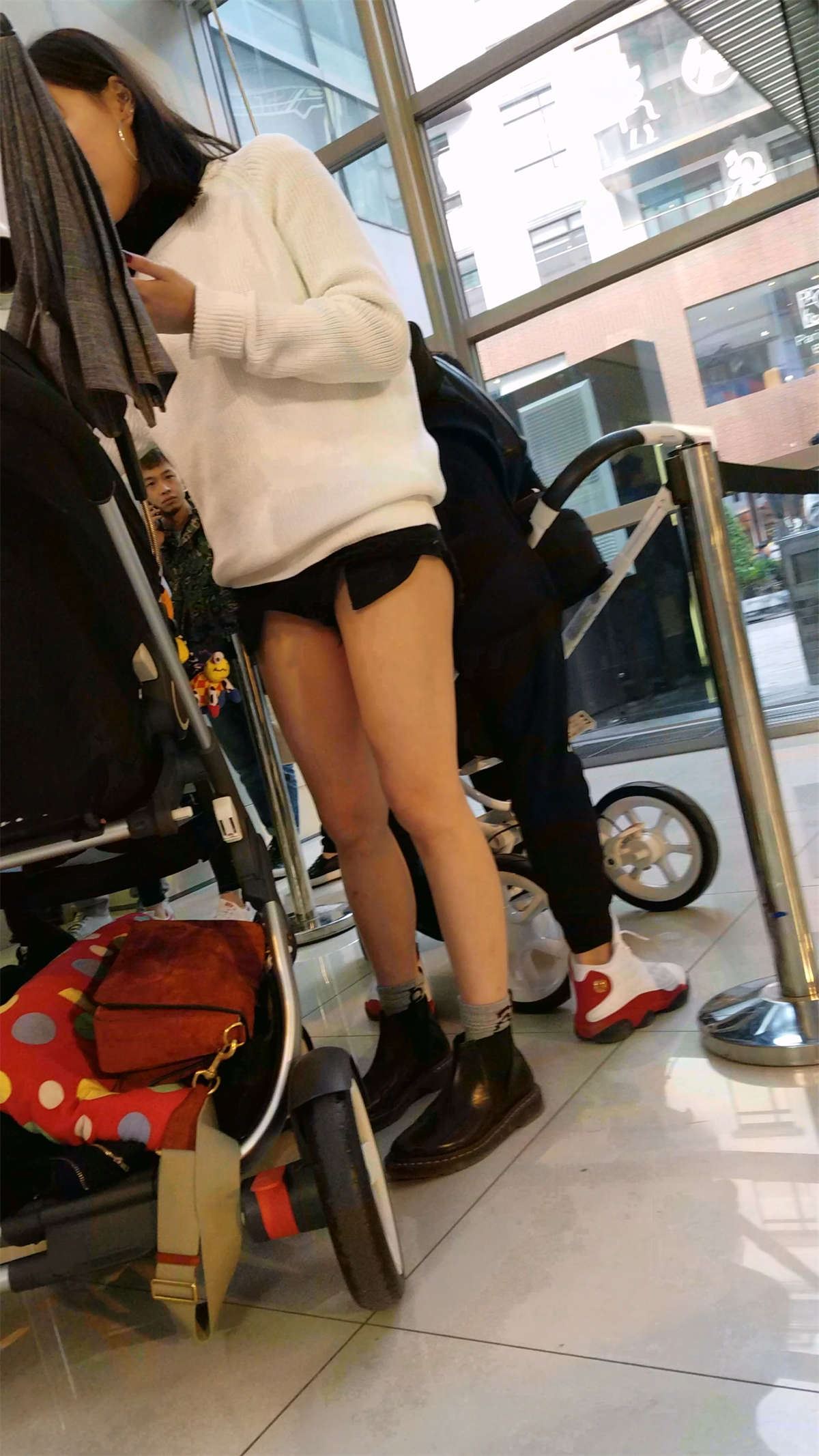 身材火辣脸蛋漂亮白富美辣妈