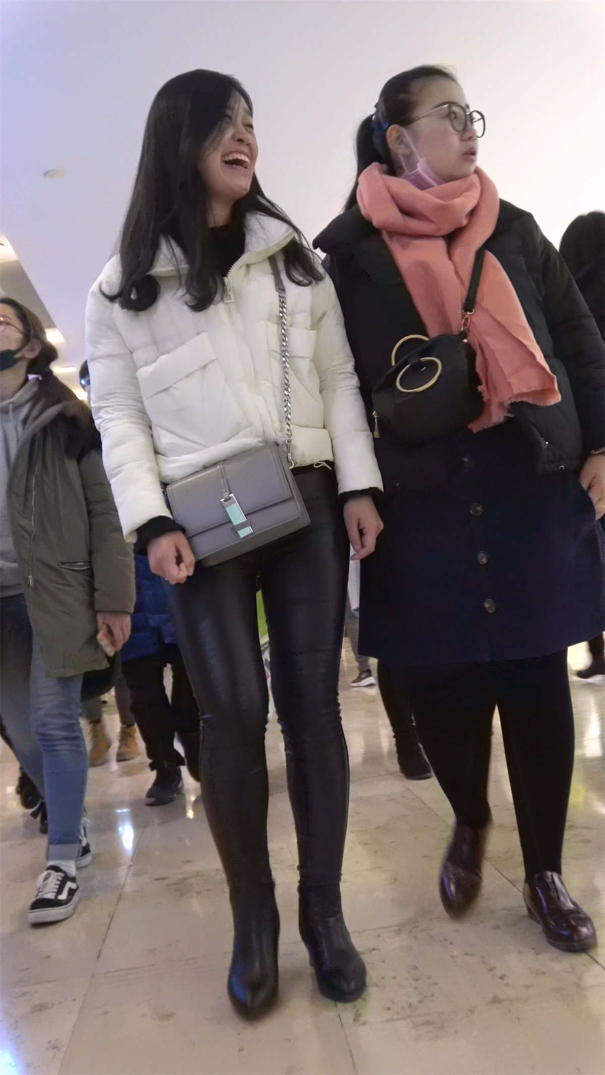 黑色紧身皮裤美女