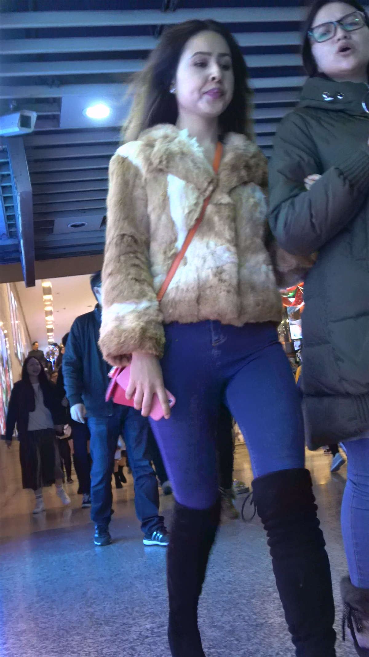 紧身牛仔美女姐妹