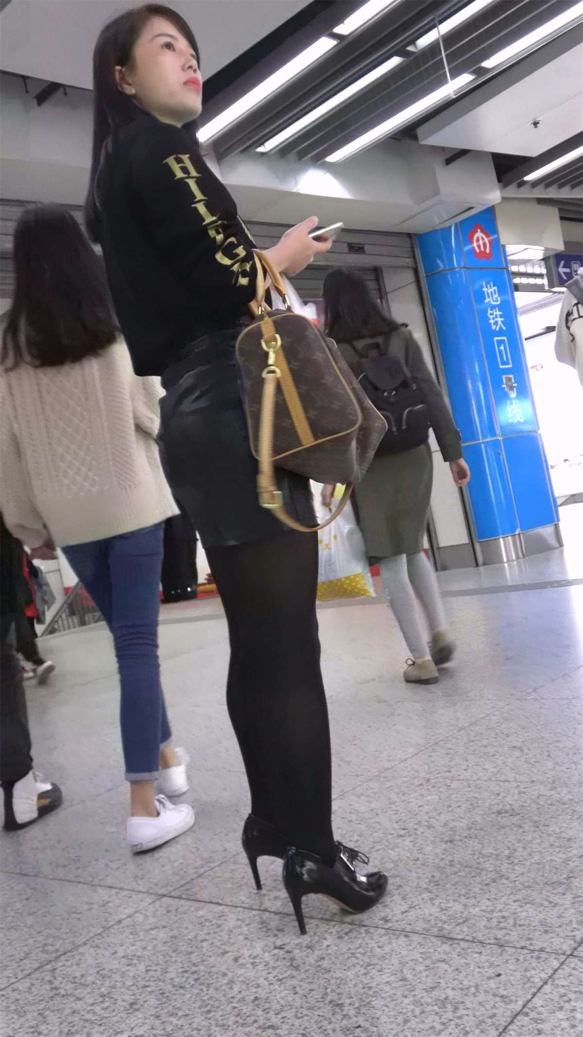 皮裙丝袜美女