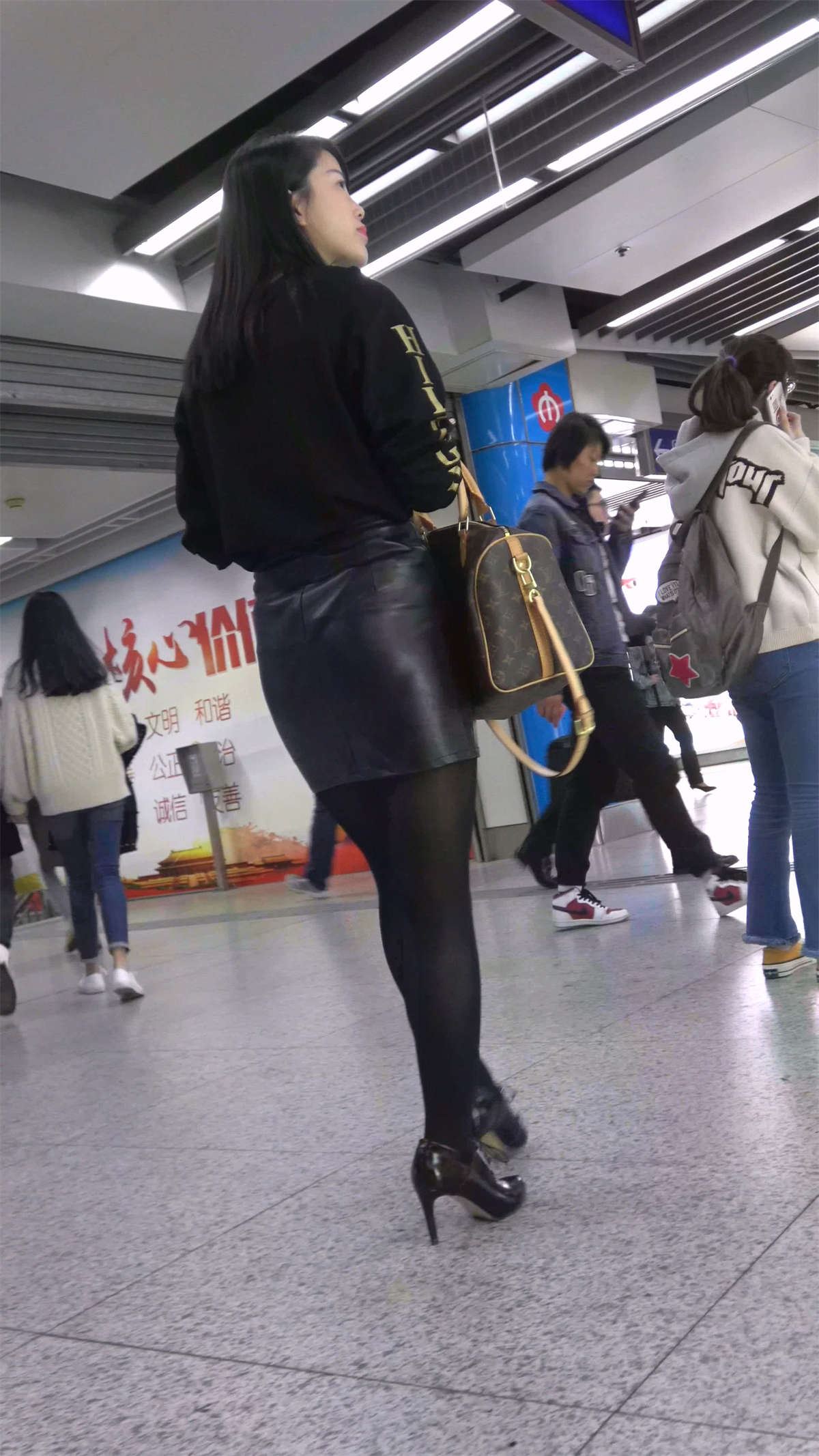 皮裙丝袜美女