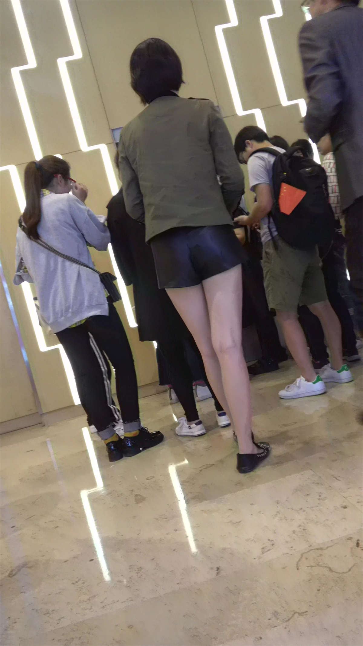 白皙美腿热裤美女