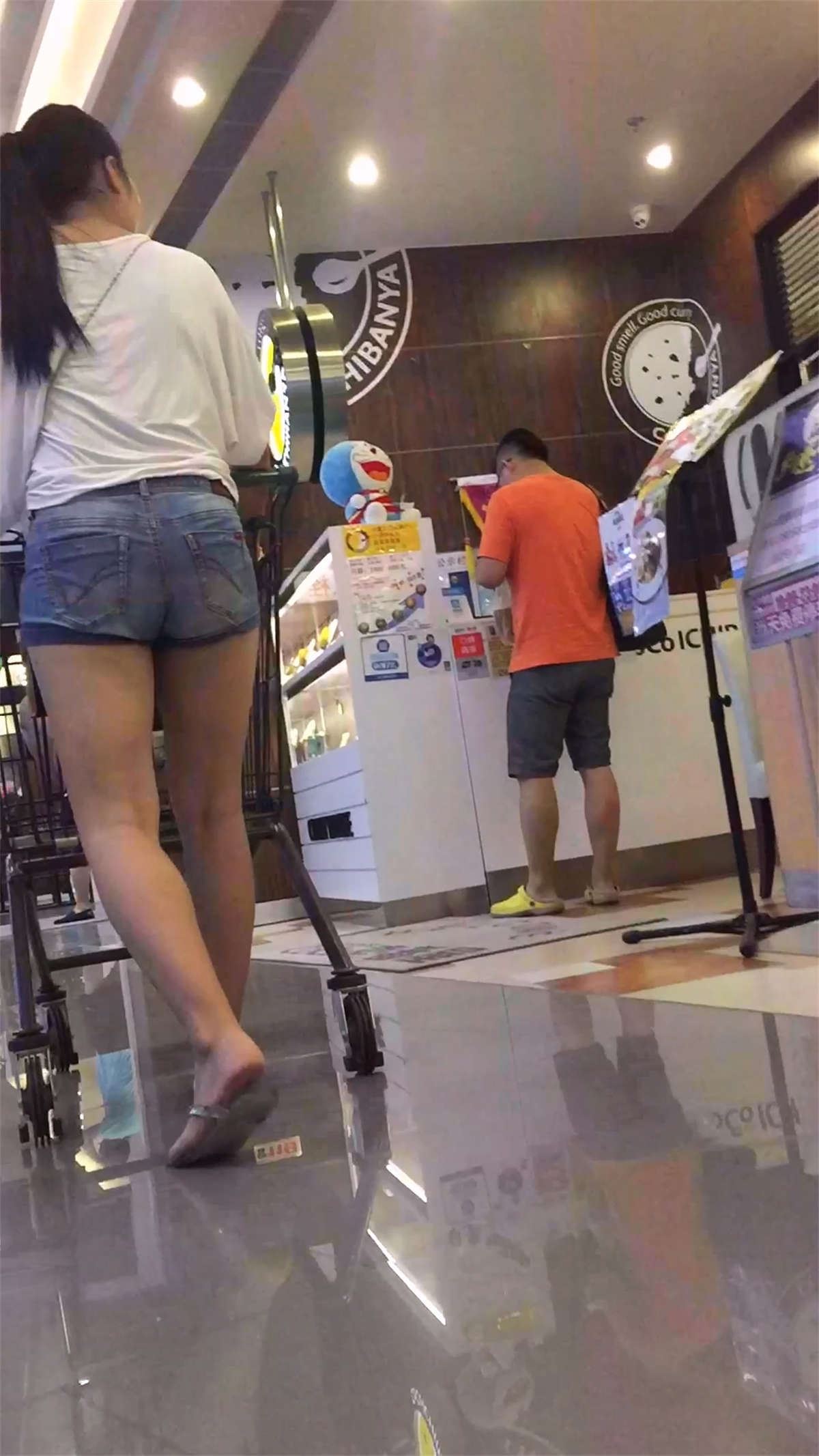 白T恤牛仔热裤丰臀美臀少妇
