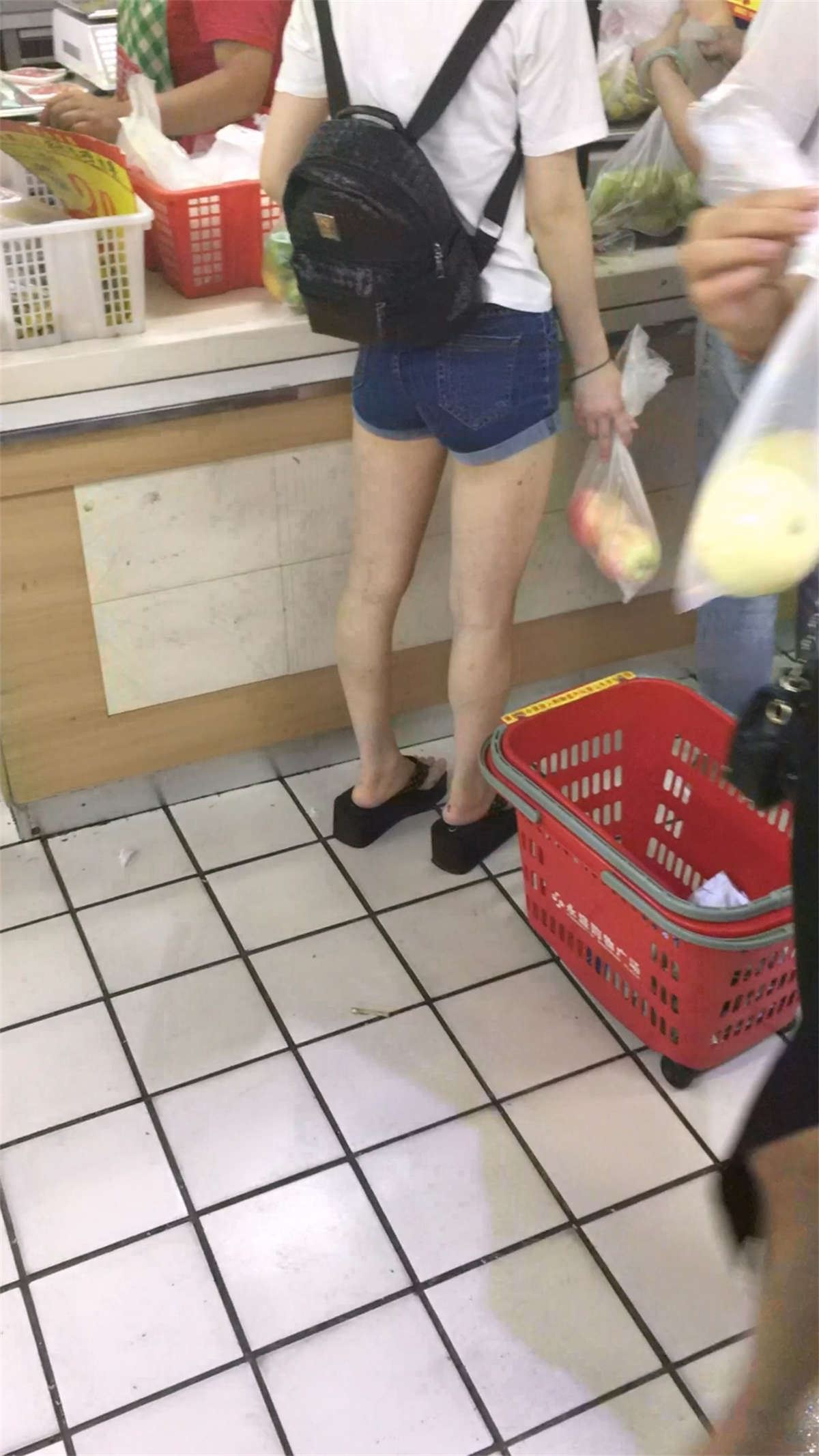 黑色松糕鞋热裤小美女逛超市