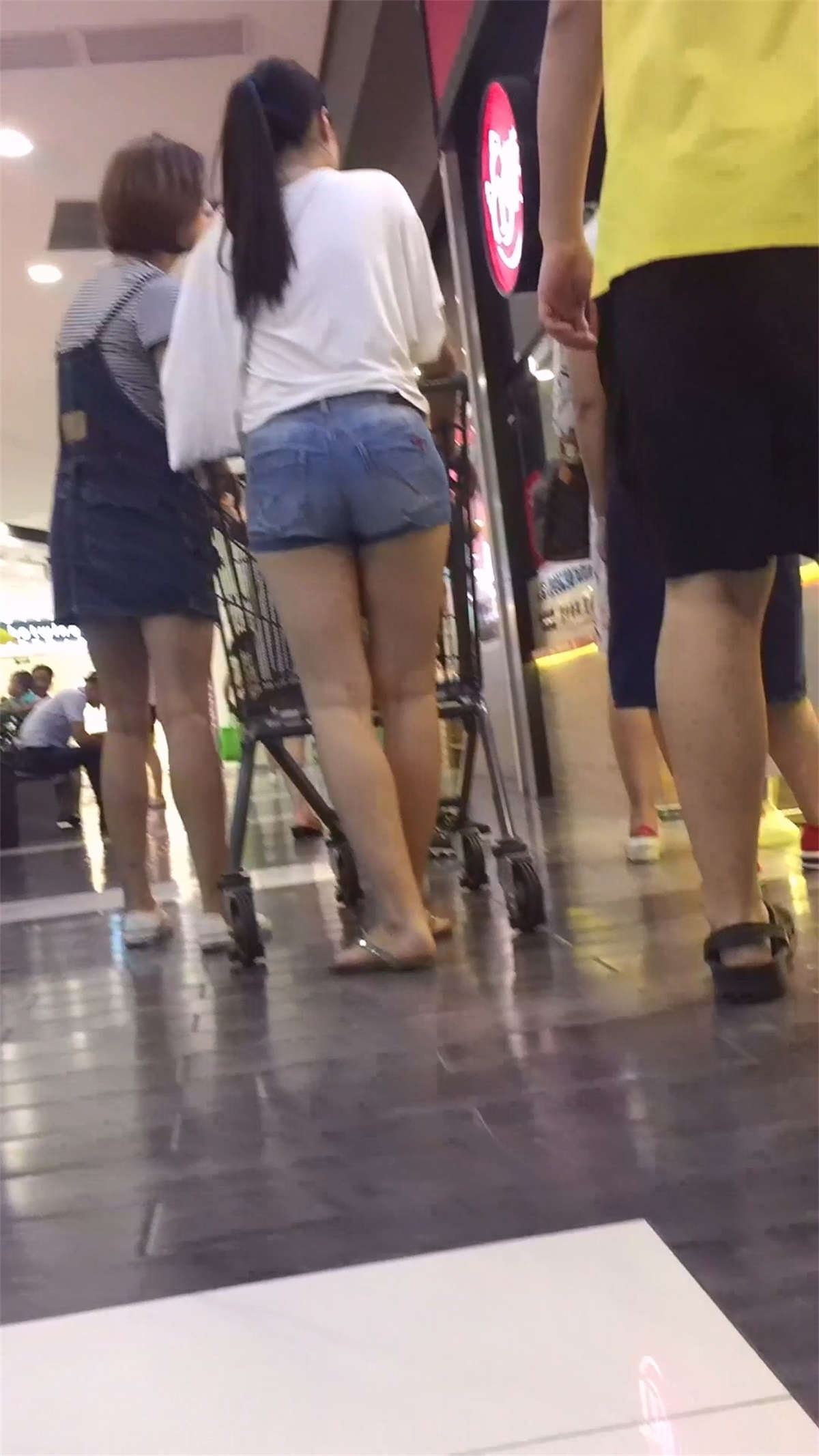 白T恤牛仔热裤丰臀美臀少妇