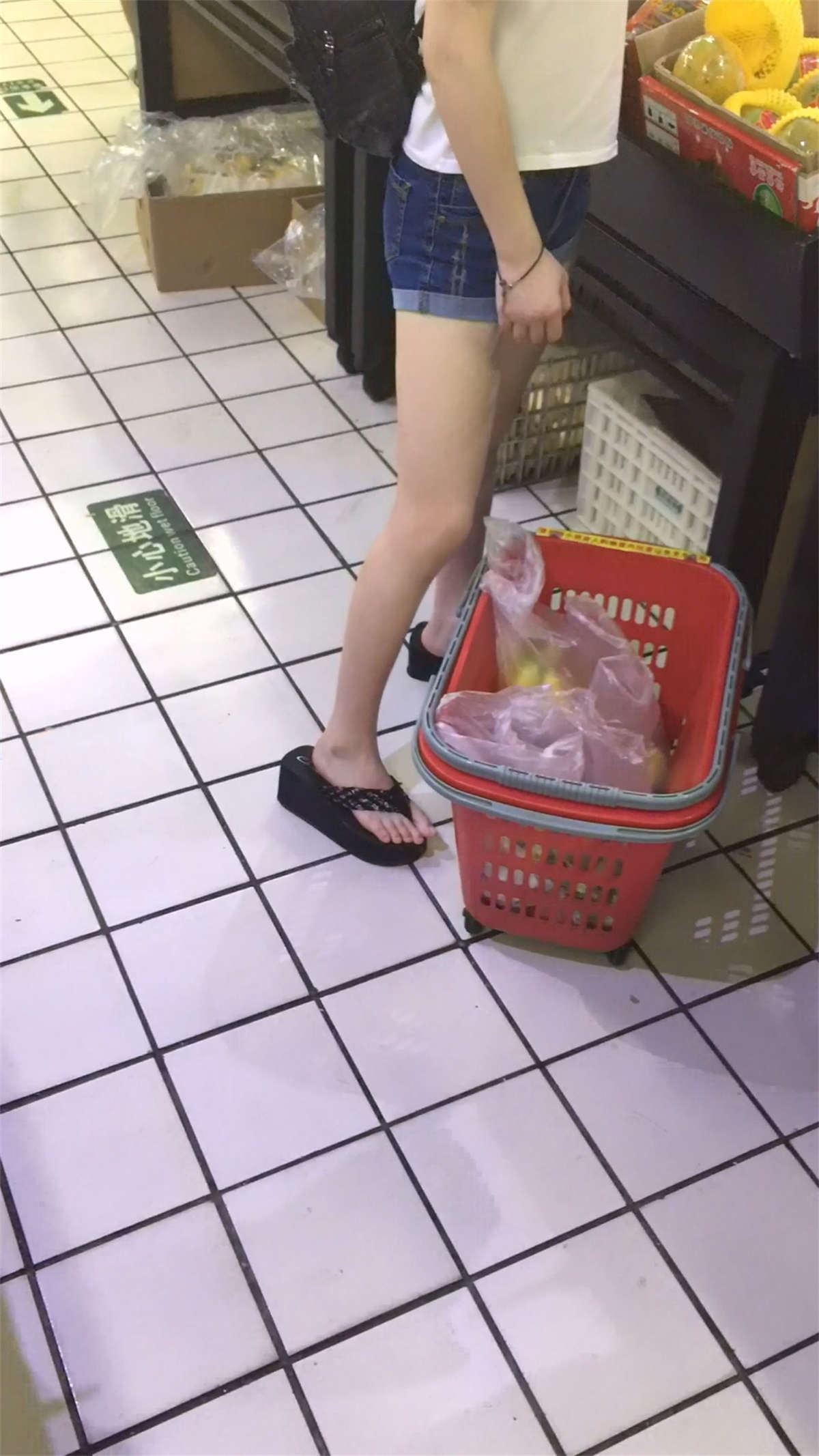 黑色松糕鞋热裤小美女逛超市