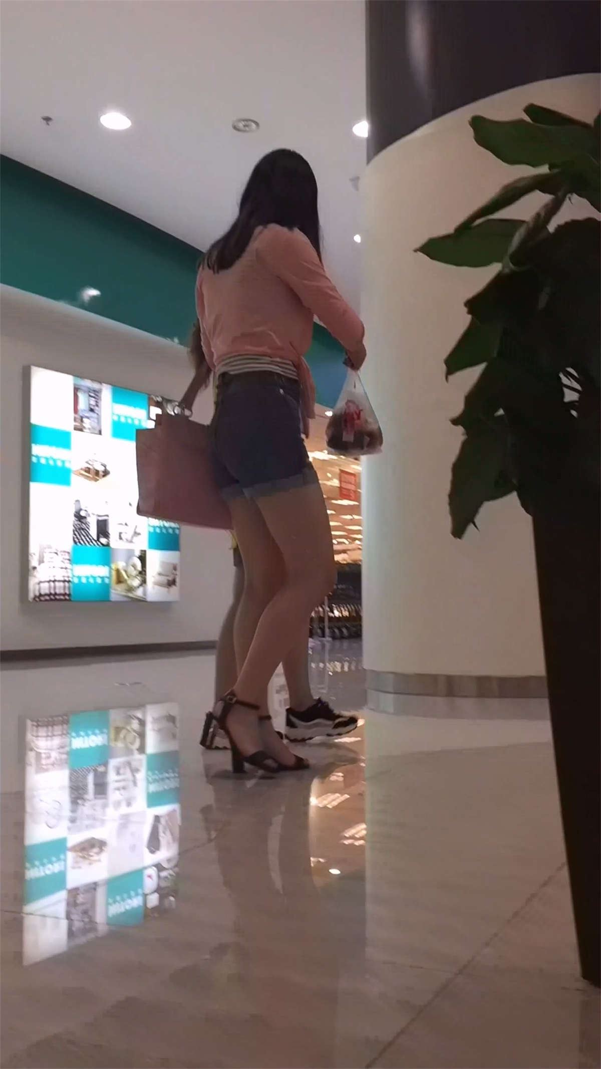 超性感高腰热裤粉衣漂亮女神