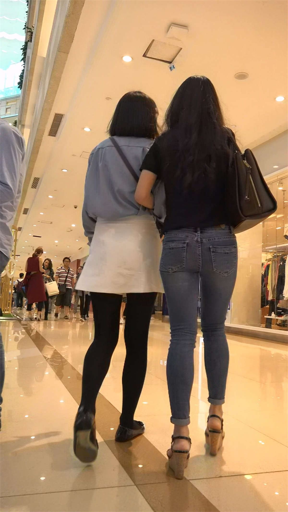 超紧身蓝牛黑T恤极品美女美臀