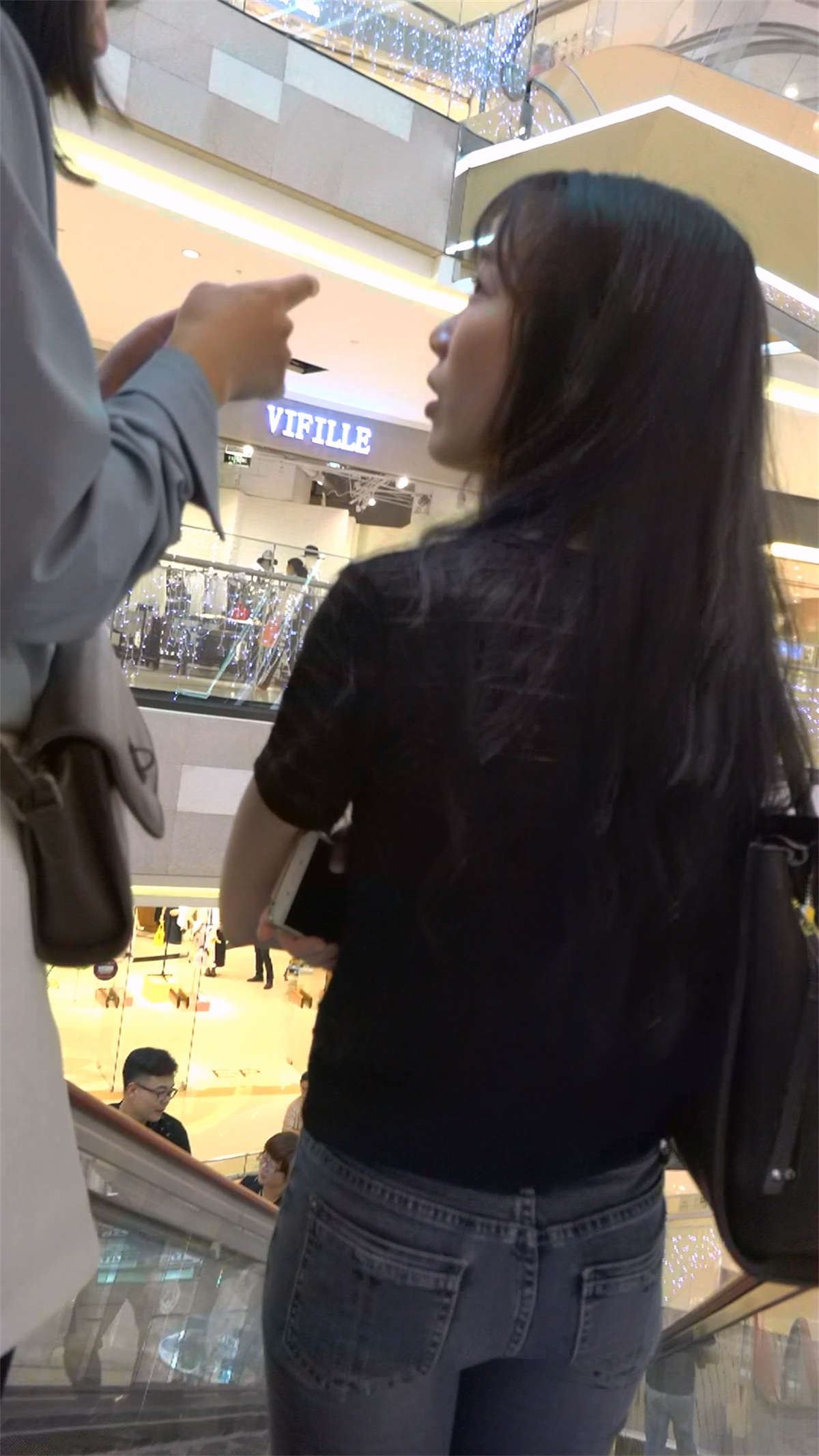 超紧身蓝牛黑T恤极品美女美臀