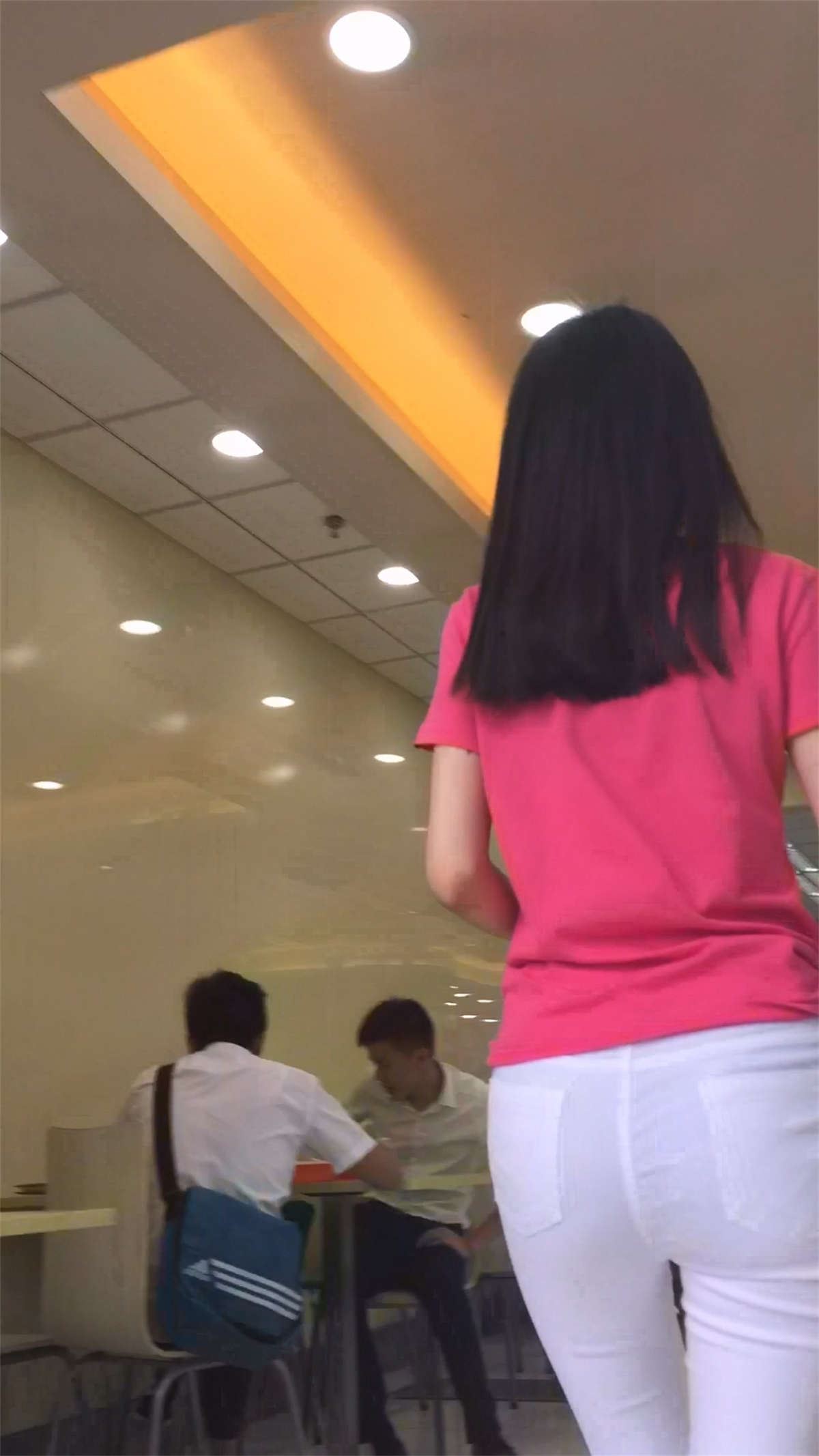 超紧白裤圆臀T恤衫美女