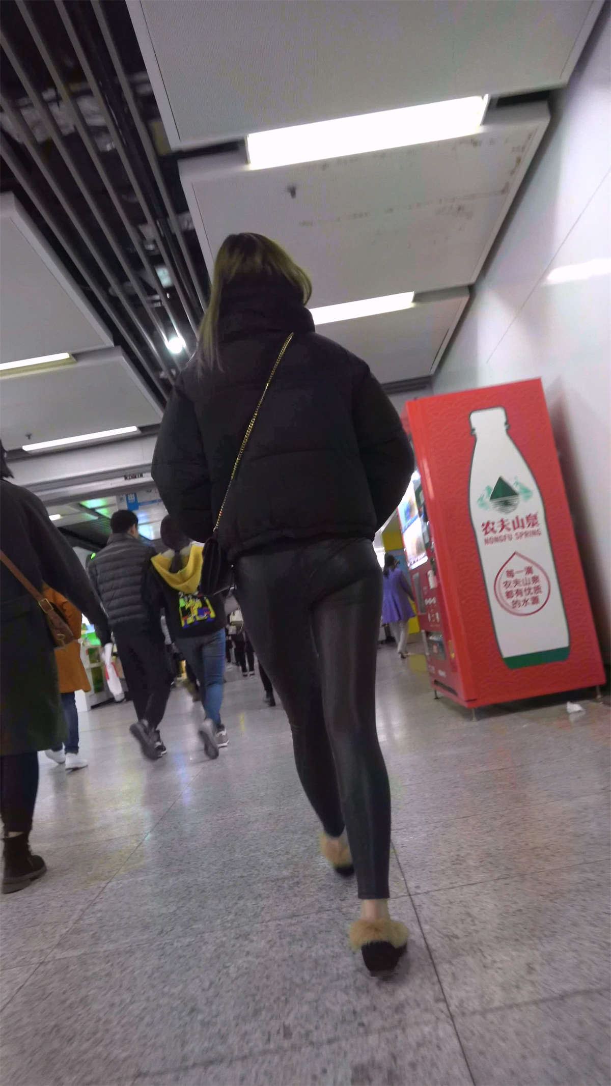 光滑皮裤美女