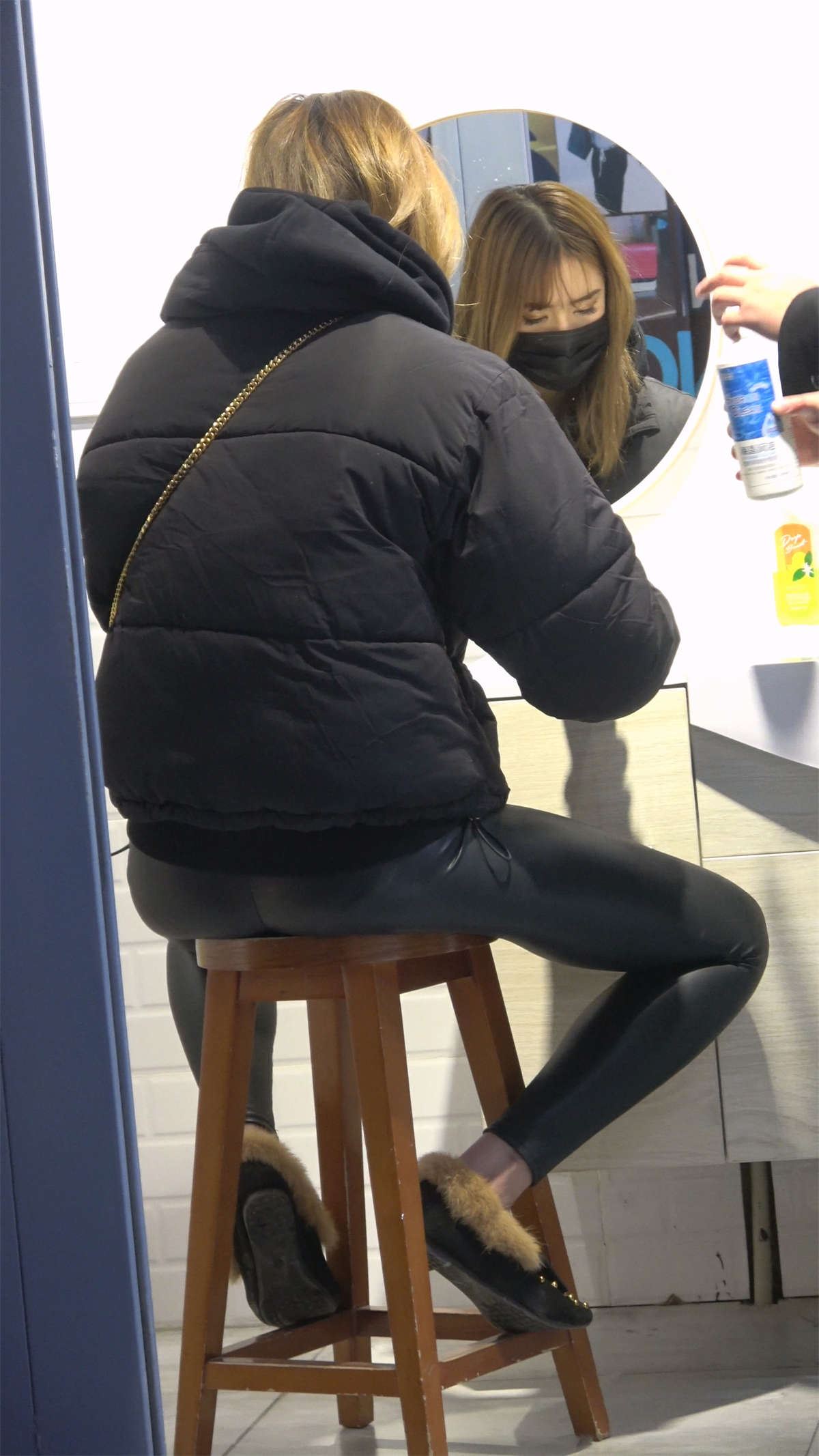 光滑皮裤美女