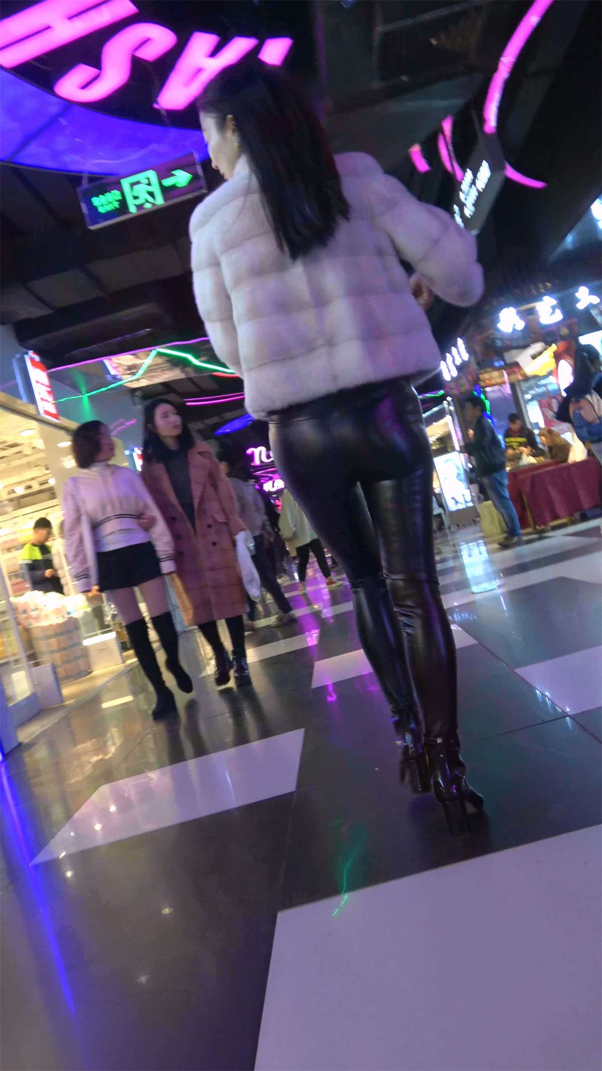 黑色紧身皮裤MM