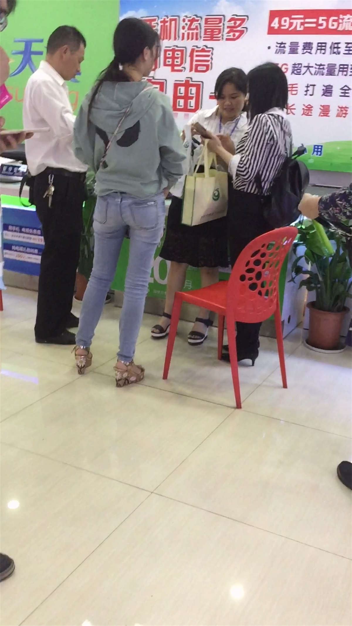 紧身蓝牛坡高跟美颜气质美女