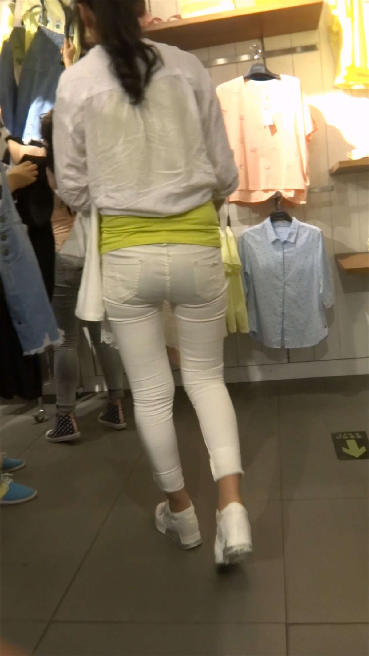 极品好身材紧身白裤美女