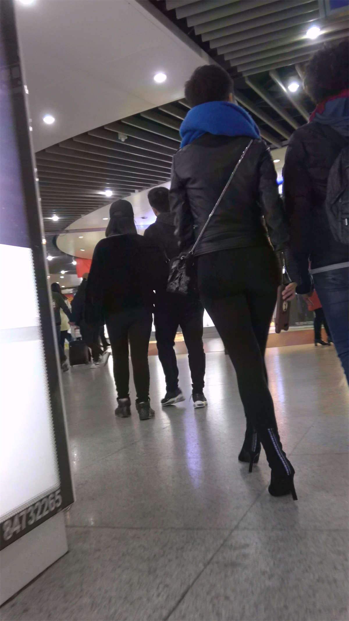 黑色紧身裤圆臀美臀