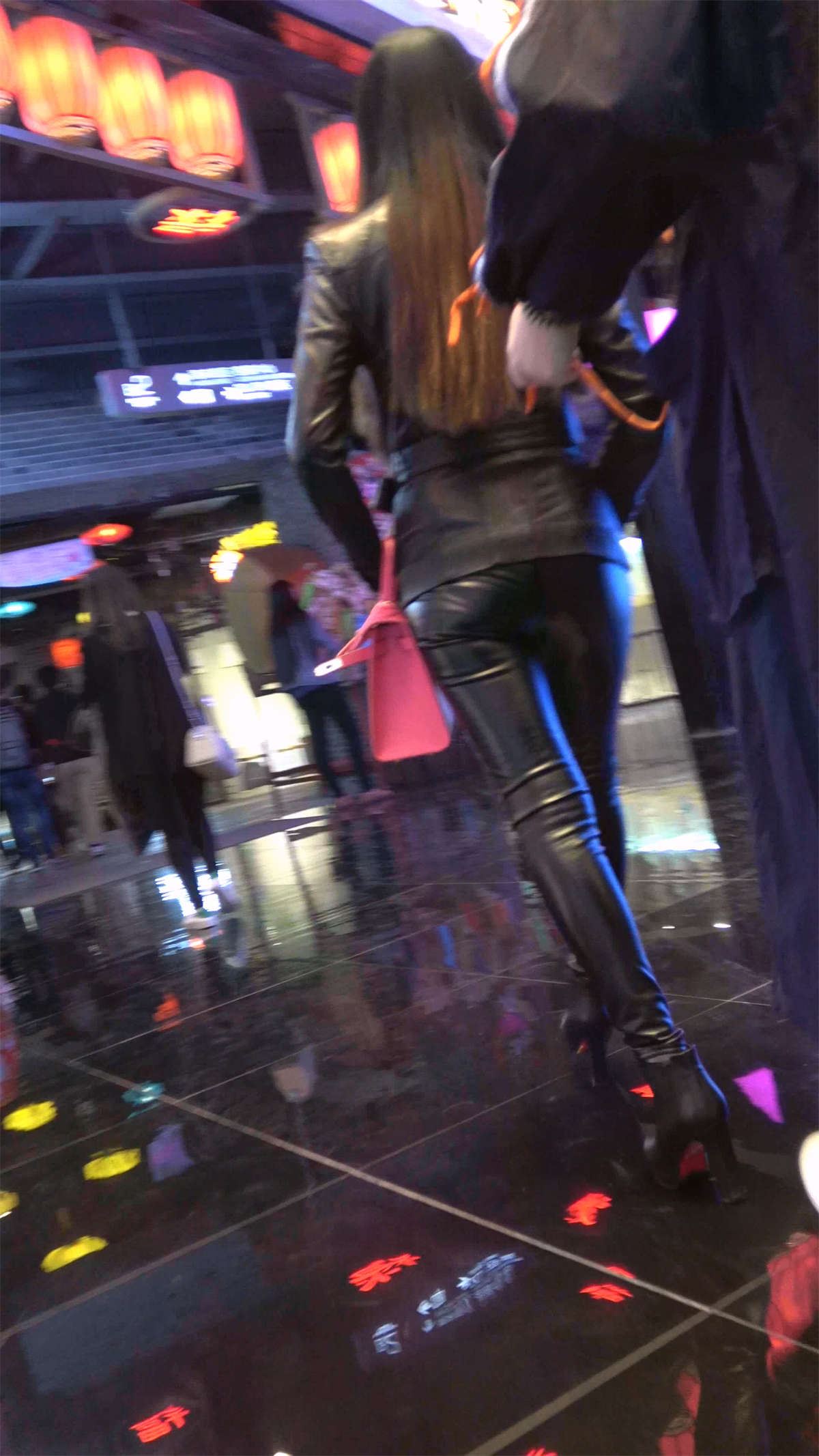 黑色皮裤性感漂亮美女