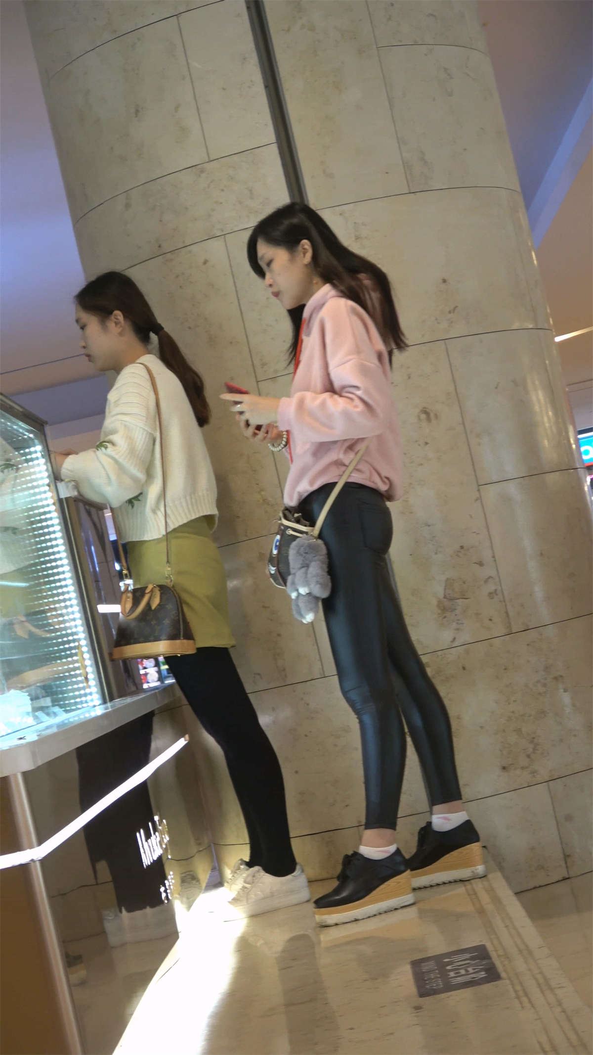 粉色卫衣皮裤气质美女