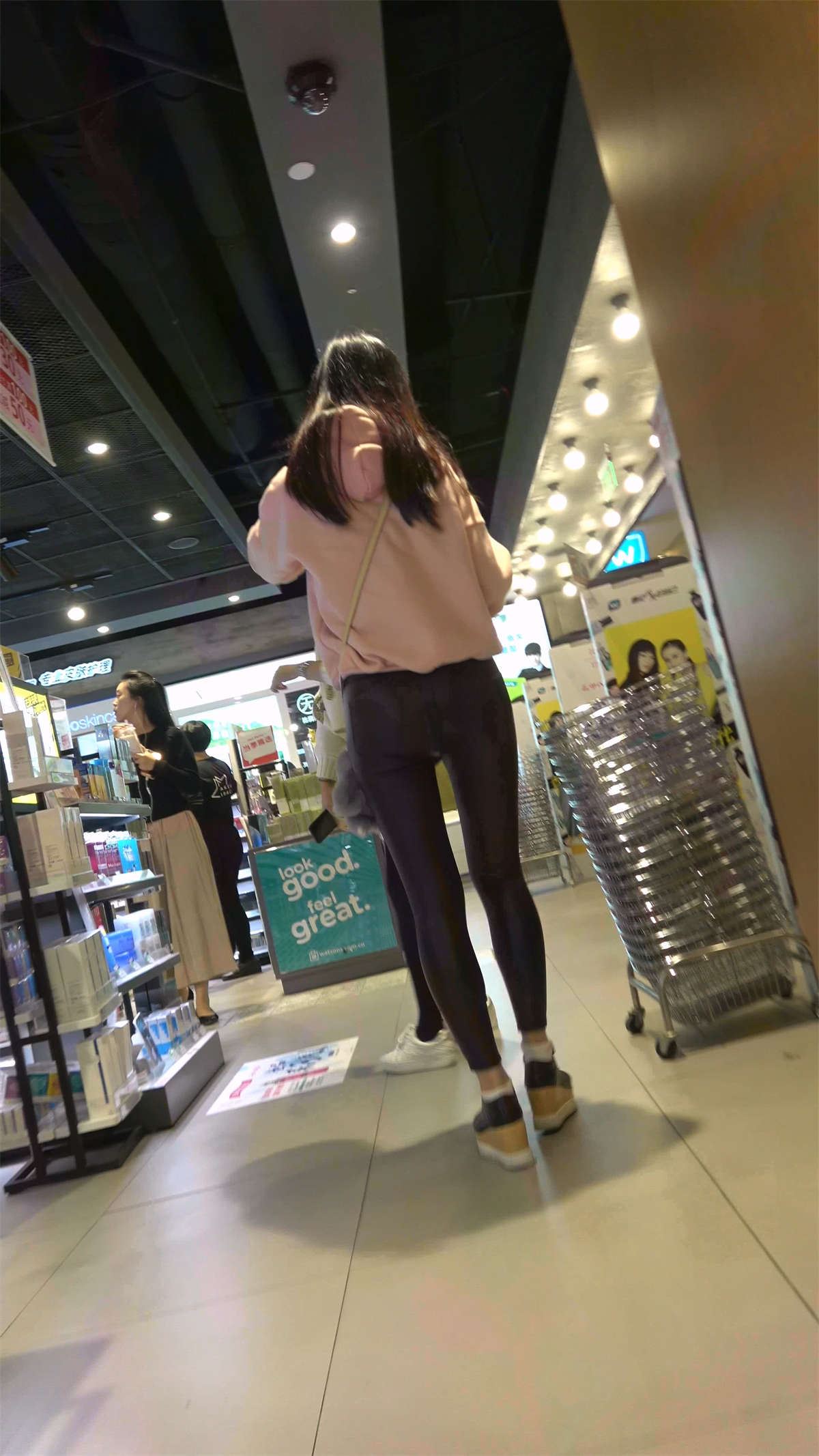 粉色卫衣皮裤气质美女