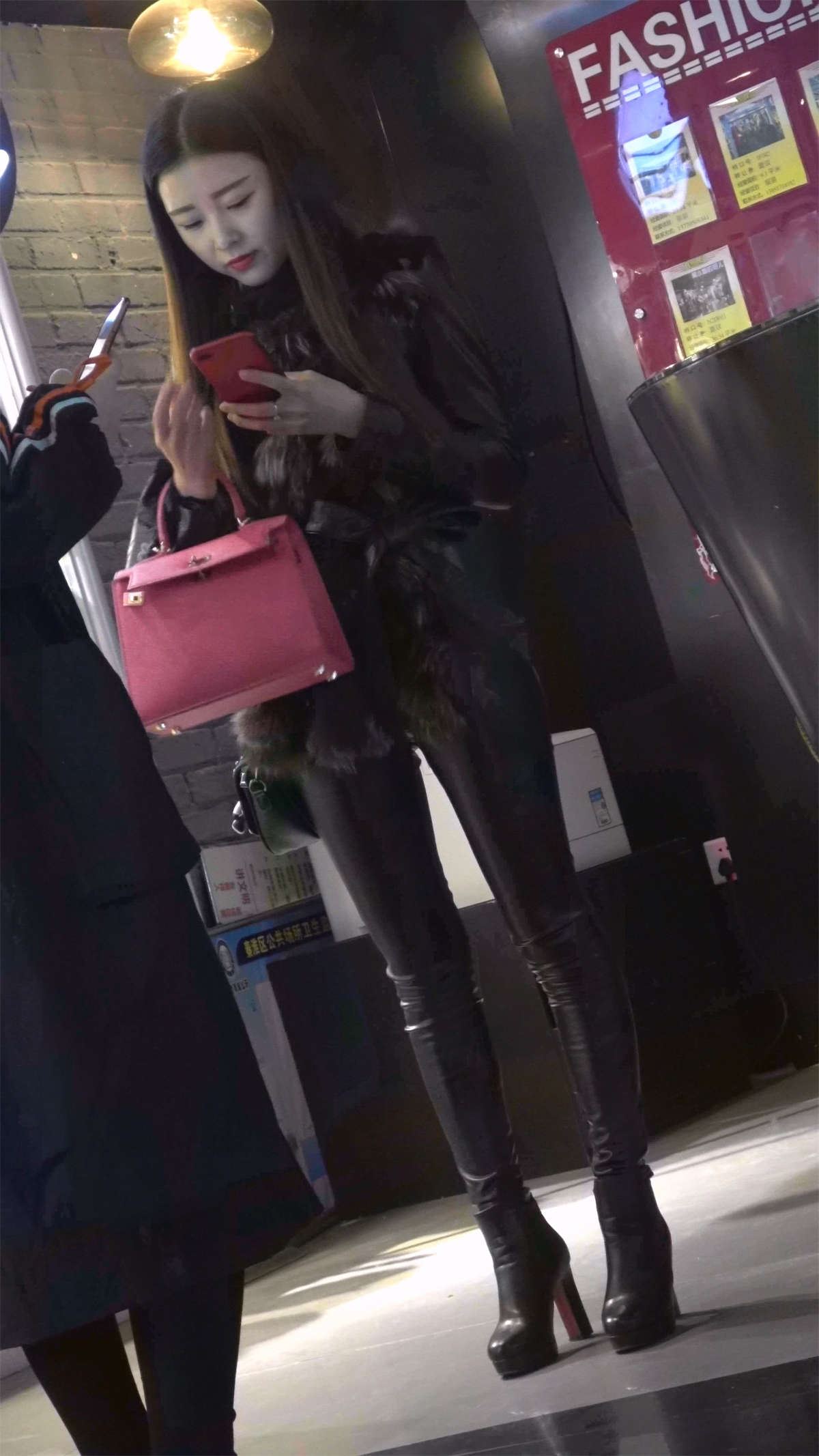 黑色皮裤性感漂亮美女