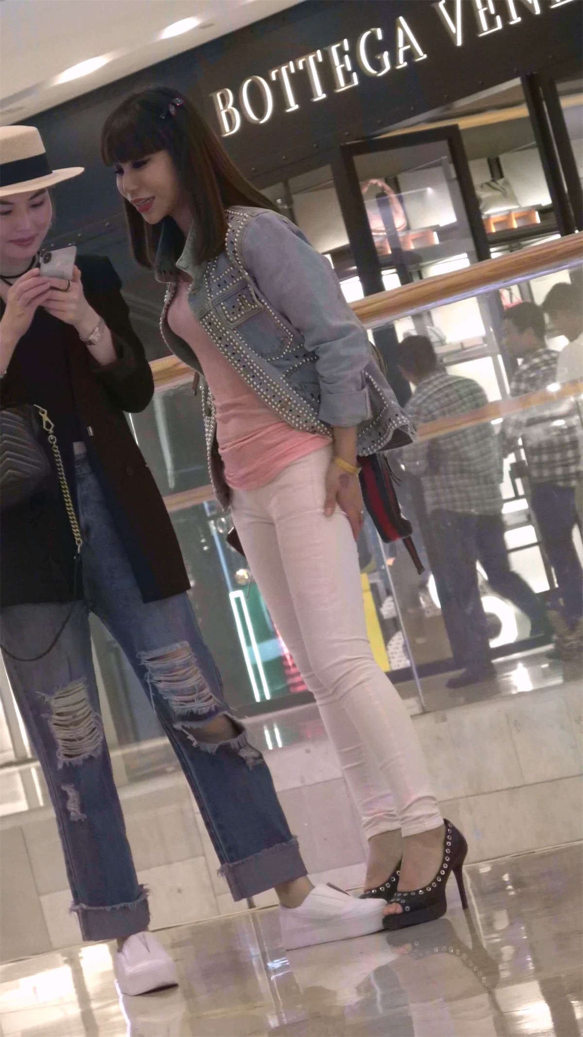 白色紧身裤高跟鞋美女